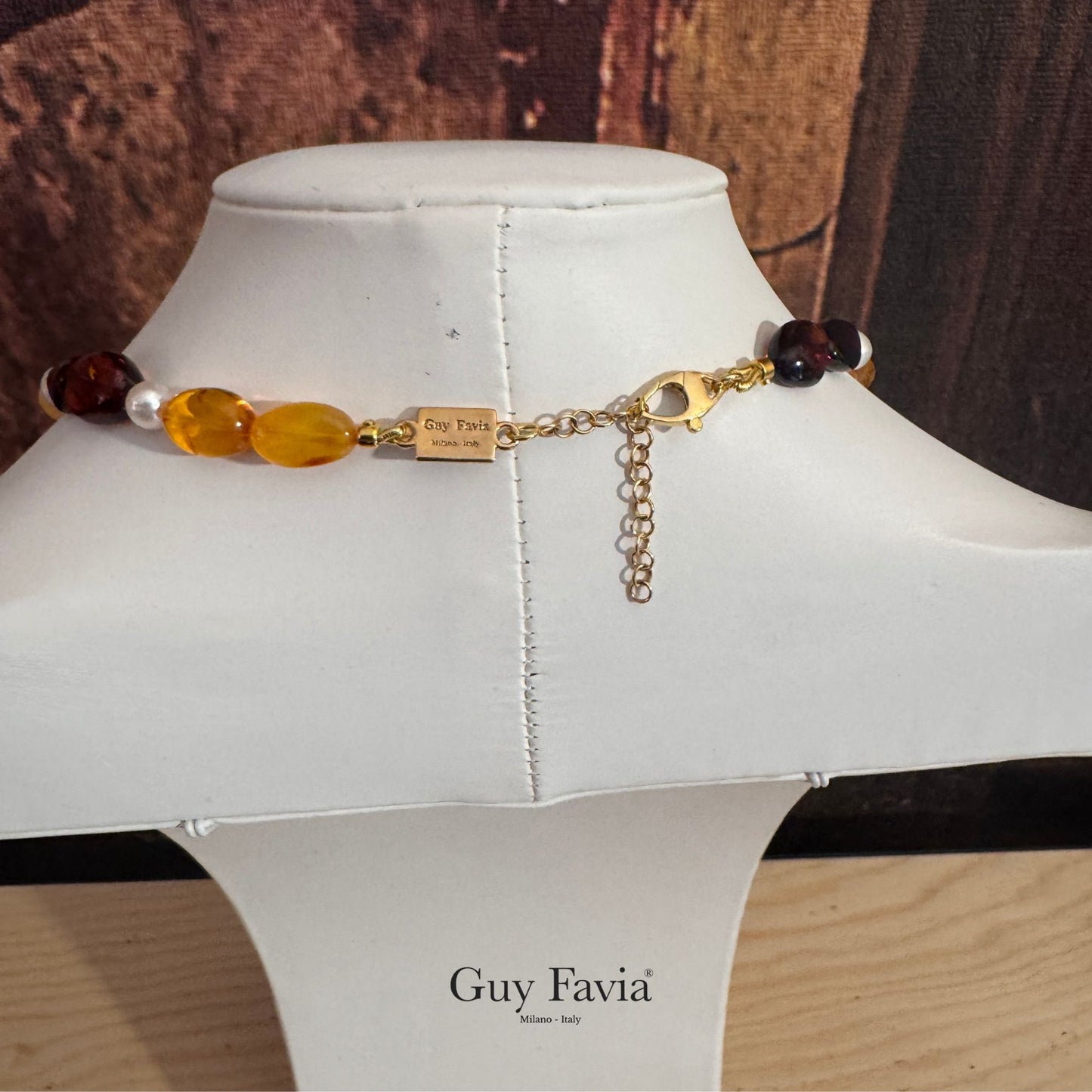 Chiusura Guy Favia con estensione su collana artigianale A0029.
