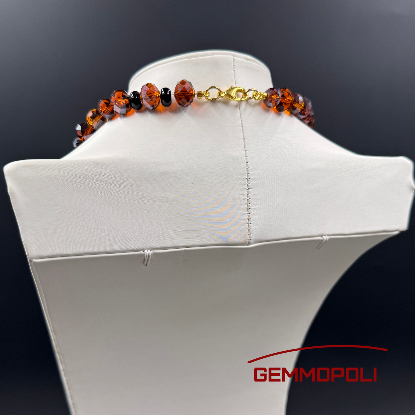 Dettaglio chiusura, collana pietre dure nere naturali e cristalli ambra Gemmopoli