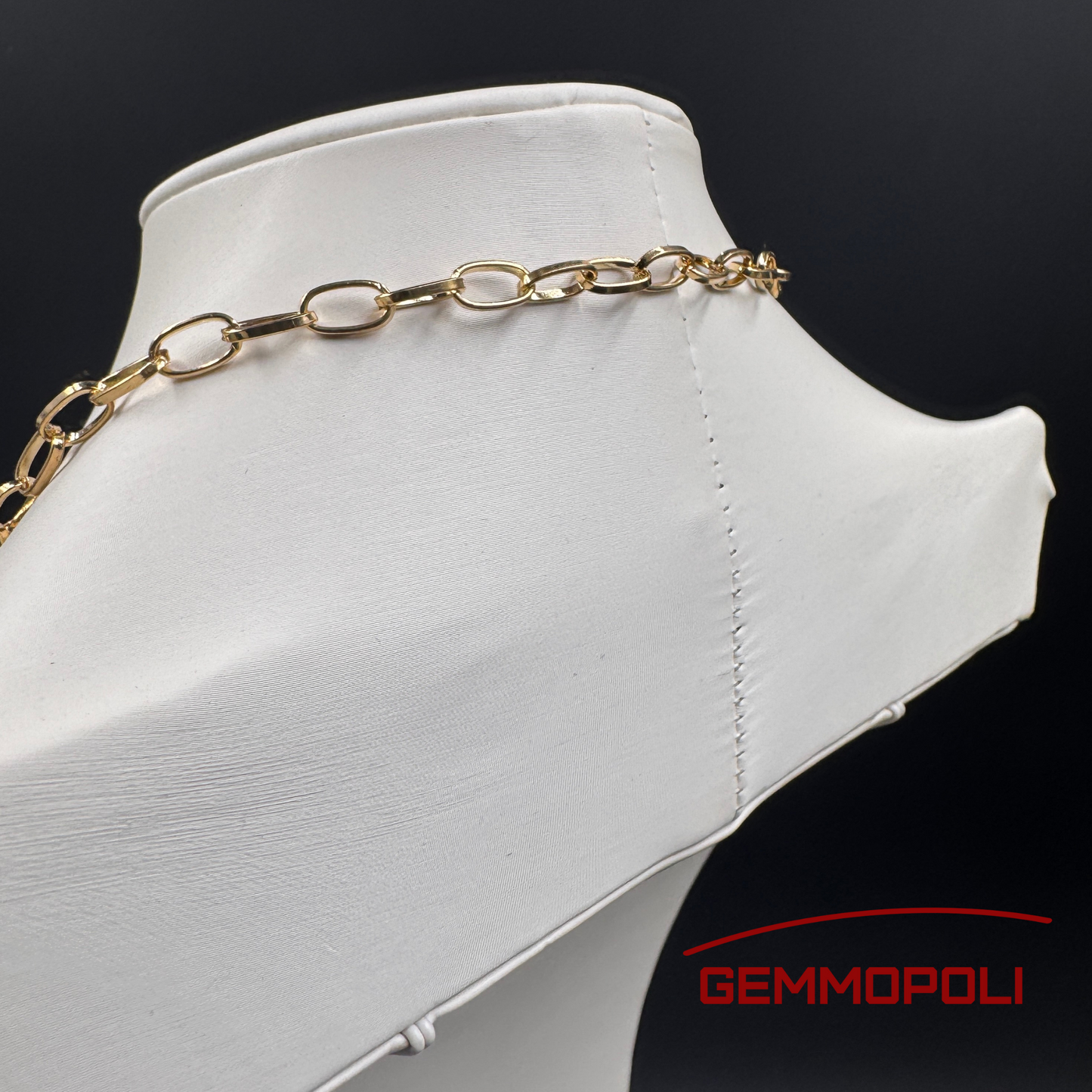 Dettaglio catena dorata con perle in porcellana senza chiusura – Collana GA0012