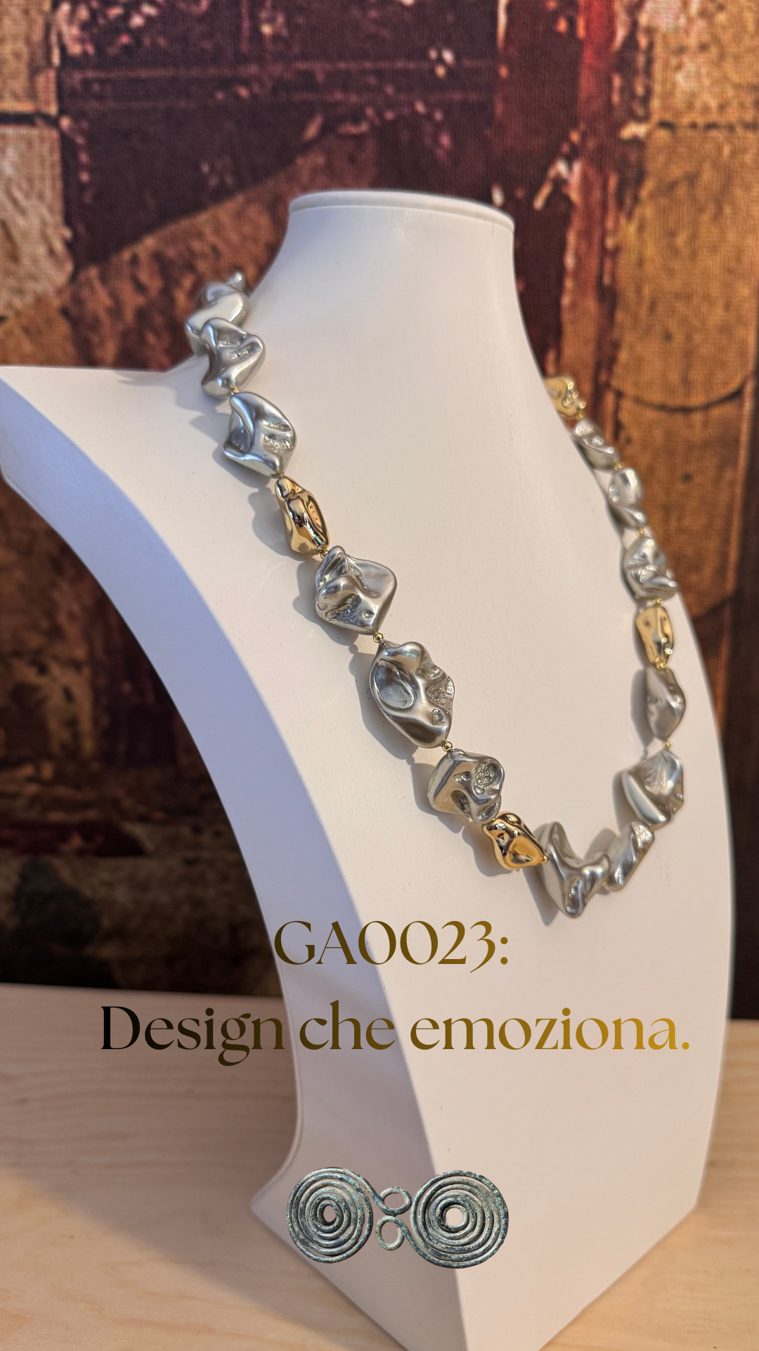 Collana perle di conchiglia barocche grigio chiaro e oro GA0023 su busto espositivo bianco verticale