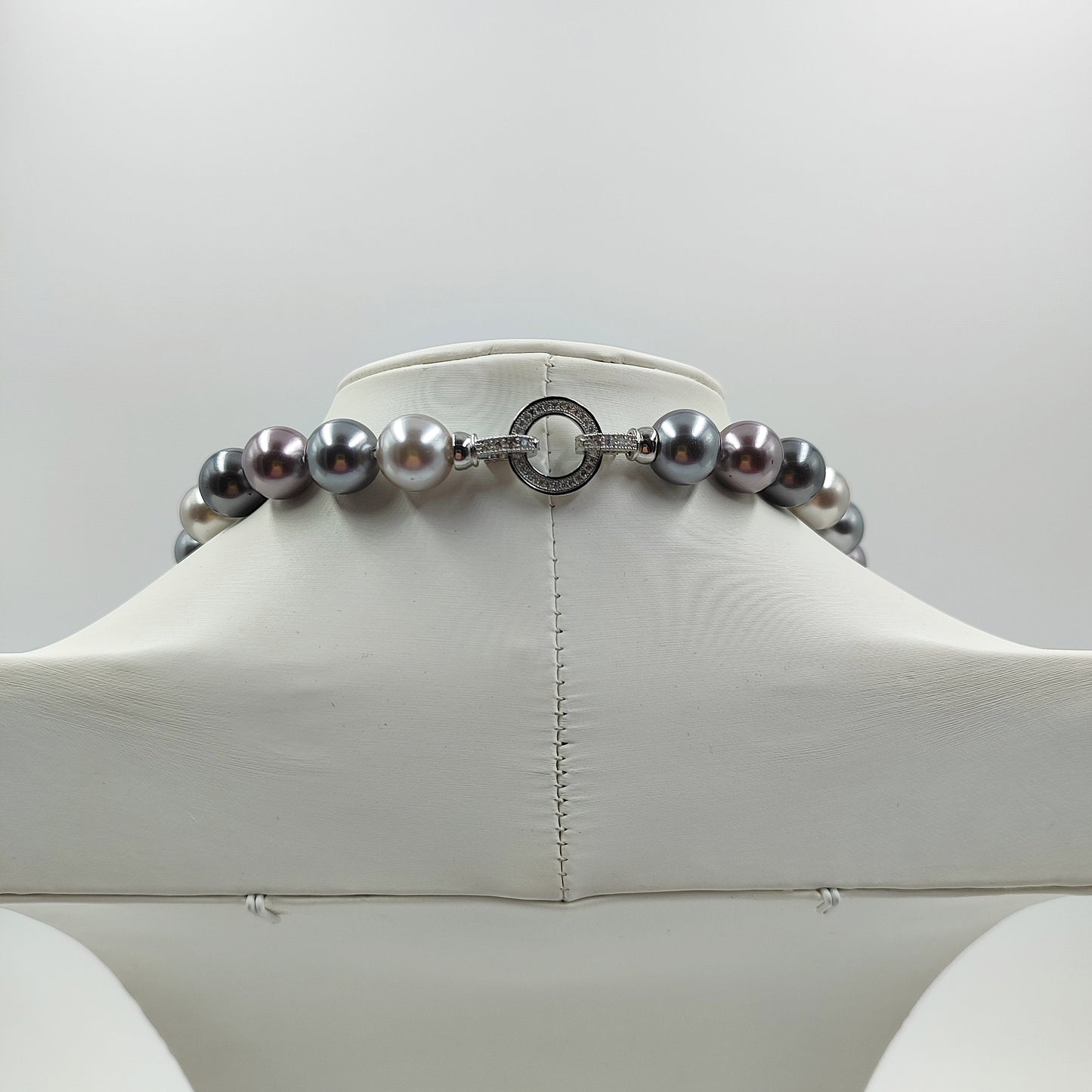 Dettaglio ravvicinato della chiusura e di una perla tonda grigia da 12mm, finitura impeccabile.