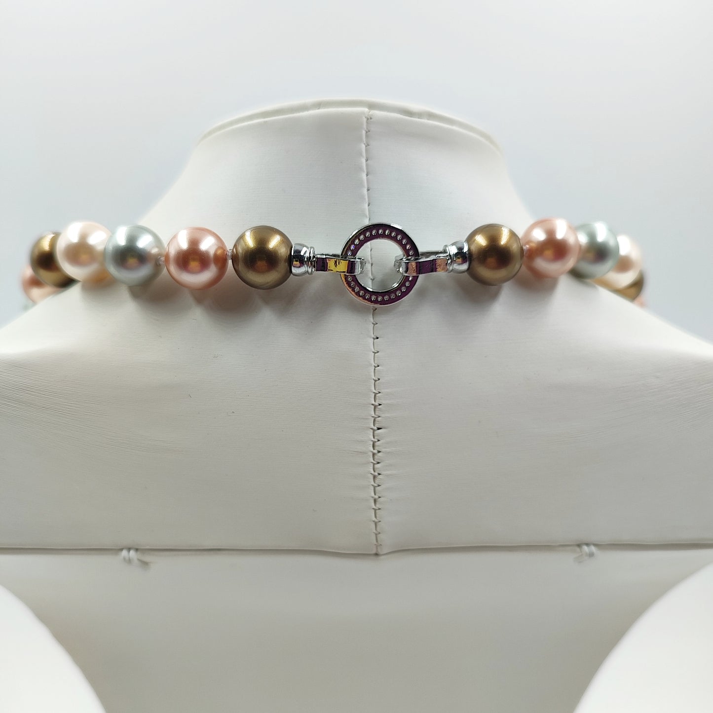 Dettaglio della chiusura e delle perle da 12mm che mostra la varietà dei colori, delicati e la lucenti , Codice GA0028