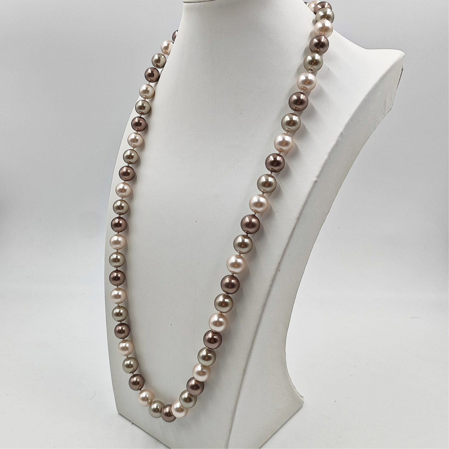 Primo piano sulle sfumature delle perle multicolor in madreperla naturale.