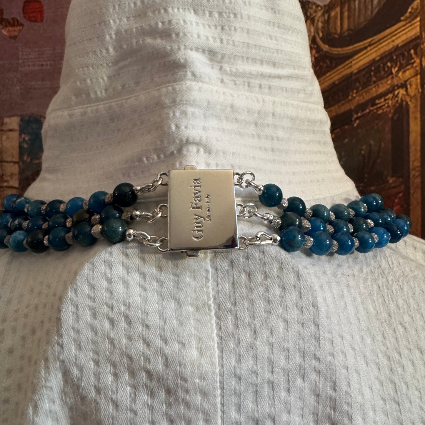 Dettaglio ravvicinato chiusura a lingotto delle perle di Apatite e Iolite, evidenziando la brillantezza dei cubetti sfaccettati.