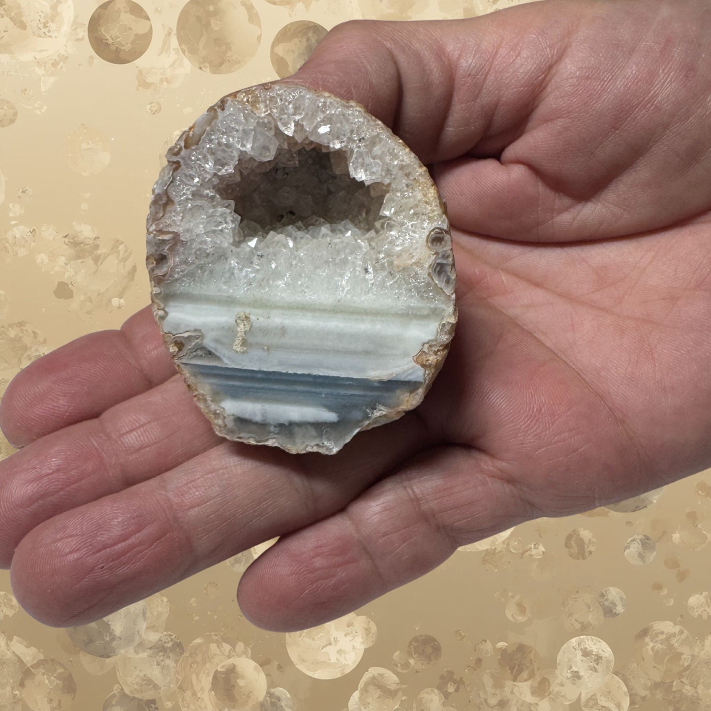 Geode di agata striata naturale la (uno dei due pezzi) su mano per proporzione
MI1033.