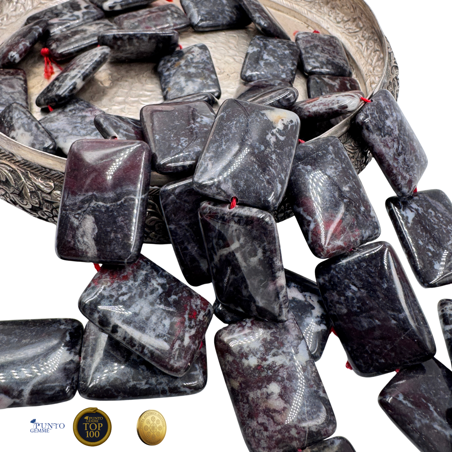 Scatto ravvicinato del Blood Stone (PE0411) che mette in risalto la combinazione di colori grigio-nero e rosso, tipica della gemma di coraggio e radicamento.