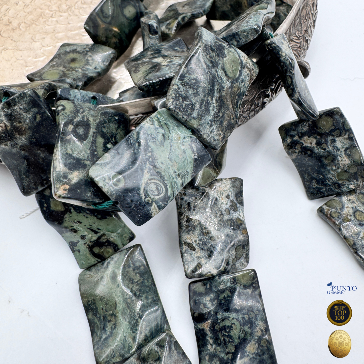 Confronto visivo di più perle rettangolari di Diaspro Kambaba per mettere in risalto la varietà e la bellezza dei disegni (pattern) di questa Pietra Aurea.