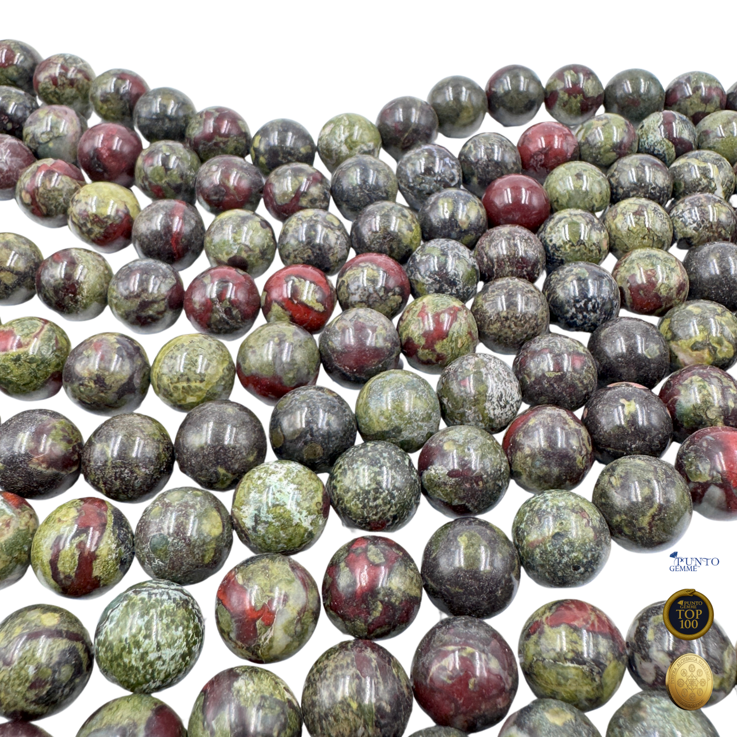 Scatto macro della superficie del Diaspro Sangue di Drago naturale (PE0423-12), che mette in risalto le macchie rosso sangue nella matrice verde.