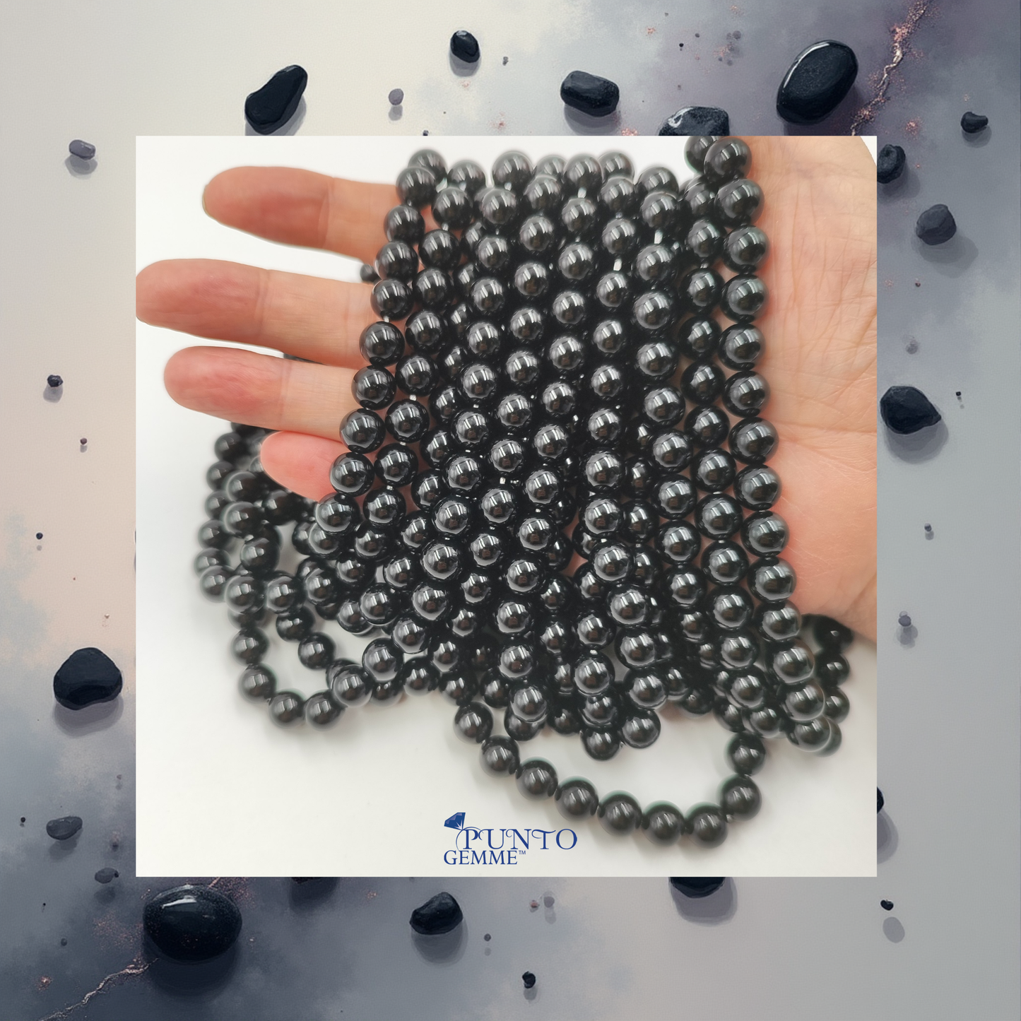 Dettaglio ravvicinato delle perle di Agata Nera tonda liscia, evidenziando il colore nero intenso e uniforme.PE0600-10