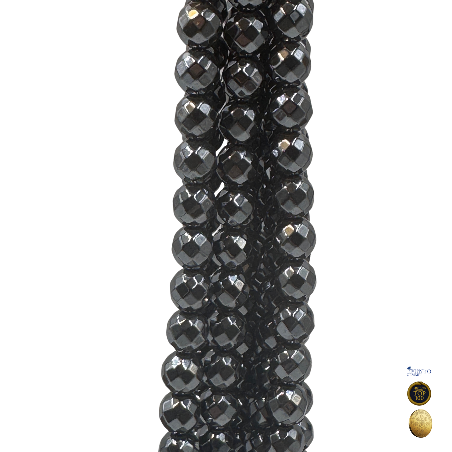 Dettaglio macro di una perla di Onice Nero 10mm sfaccettata, che evidenzia la precisione del taglio e l'intensità del colore.