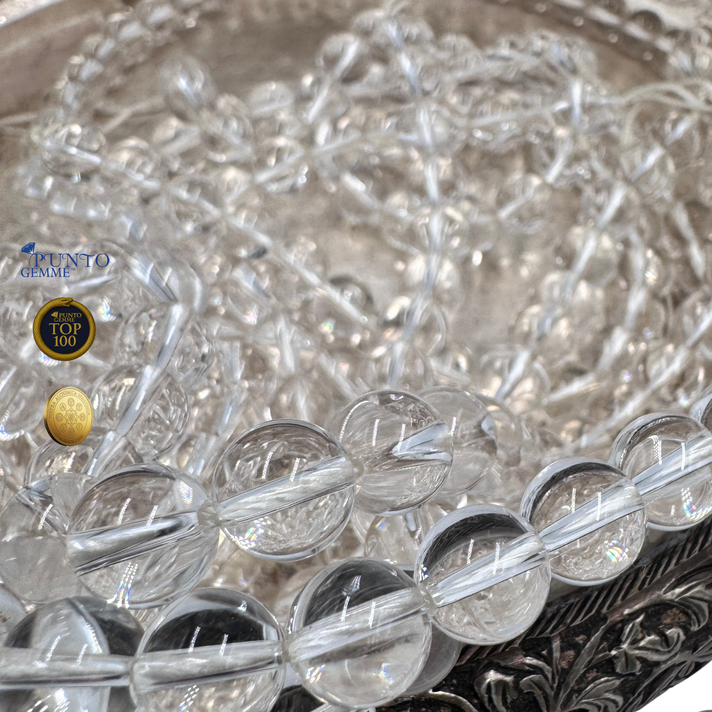 Scatto macro di perle tonde di Quarzo Ialino Grado AA, il Maestro Guaritore che fornisce chiarezza mentale.