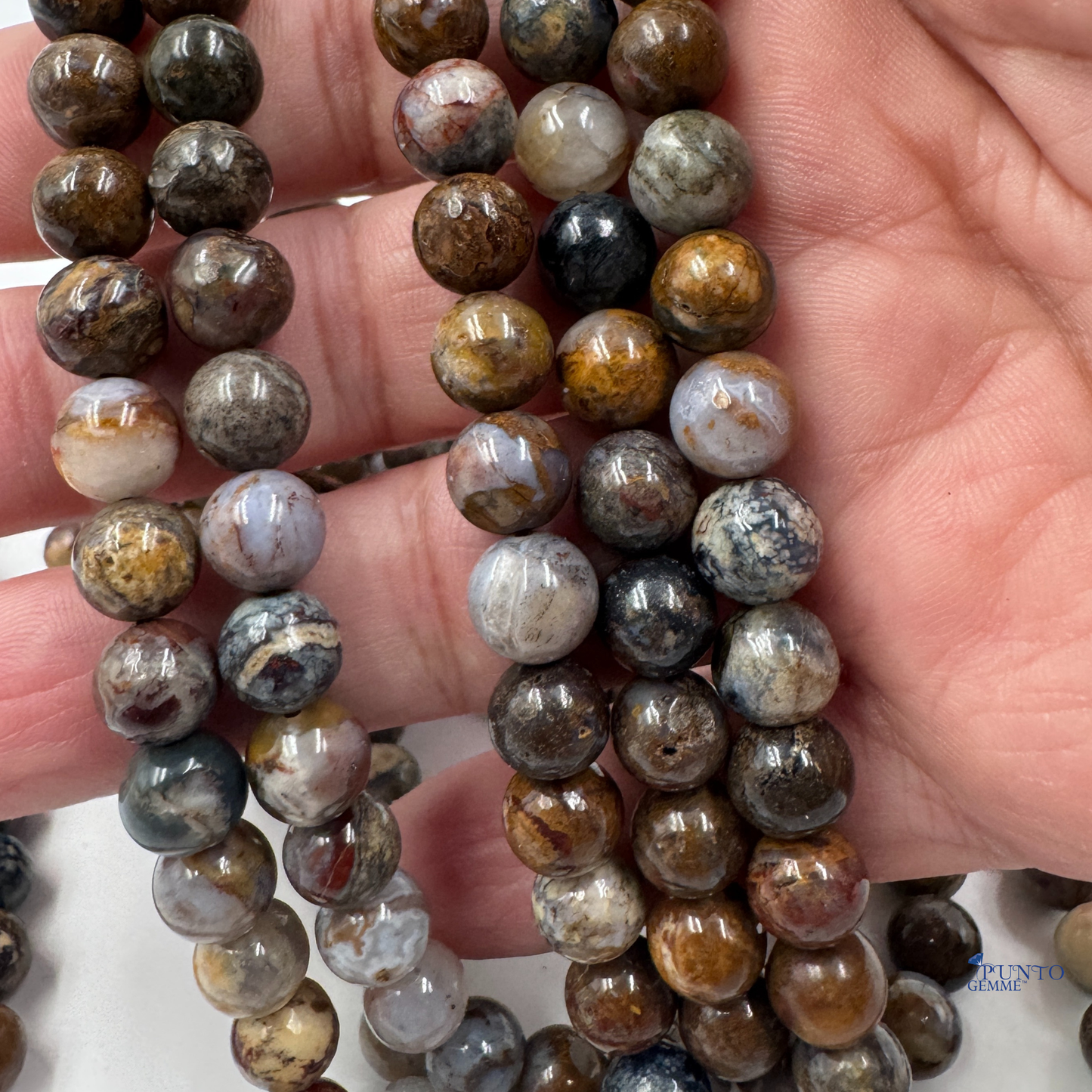 Filo di perle sferiche lisce di Pietersite naturale (PE0858-08) da 8 mm, che evidenzia la potente chatoyance.