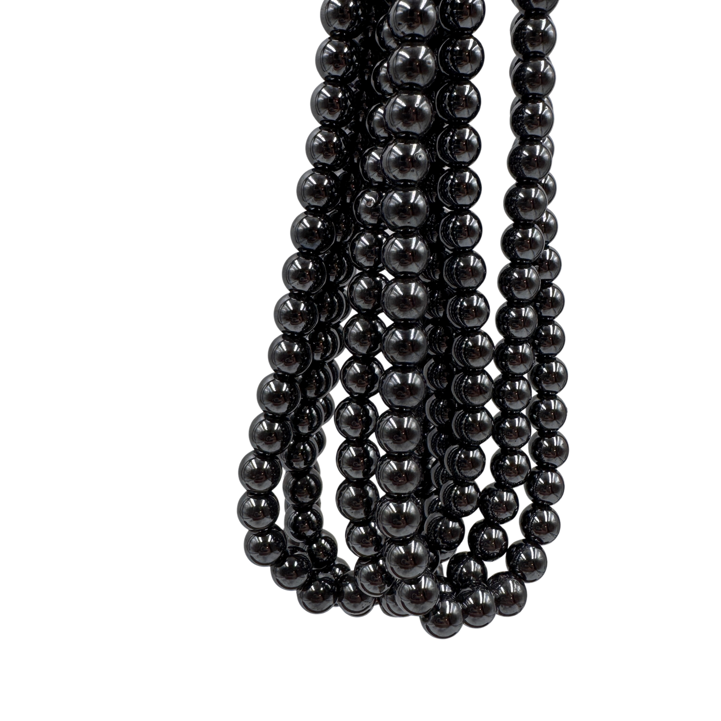 Primo piano del filo di Ematite Naturale, perle lisce 12 mm, con colore nero e lucentezza metallica.