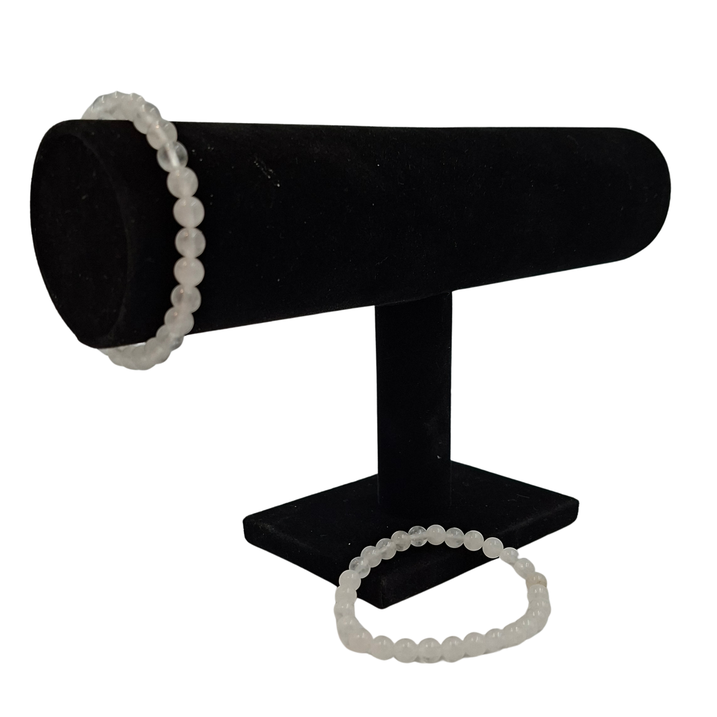 Scatto del bracciale elastico Giada Bianca su espositore scuro.