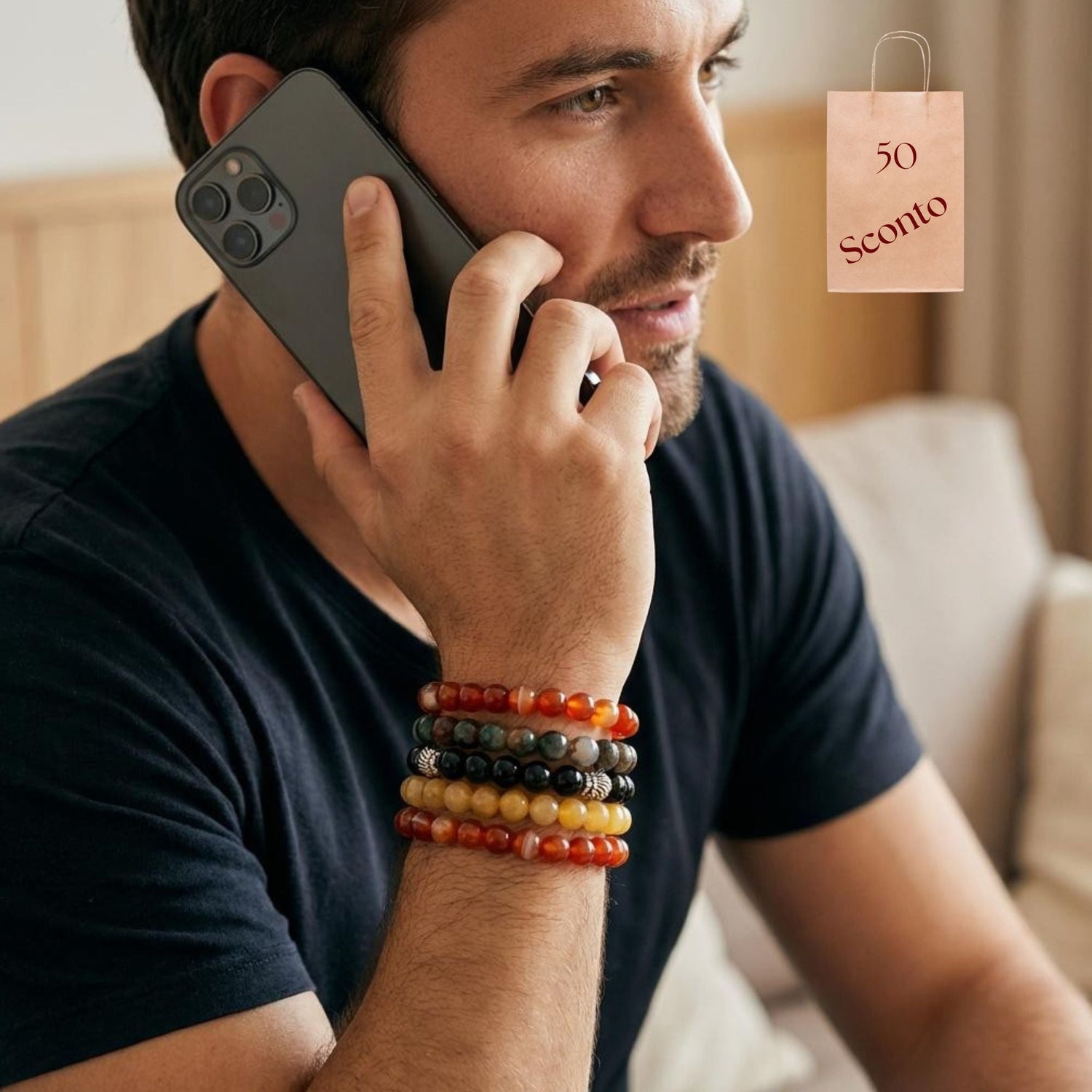 Ragazzo che indossa bracciali pietre dure