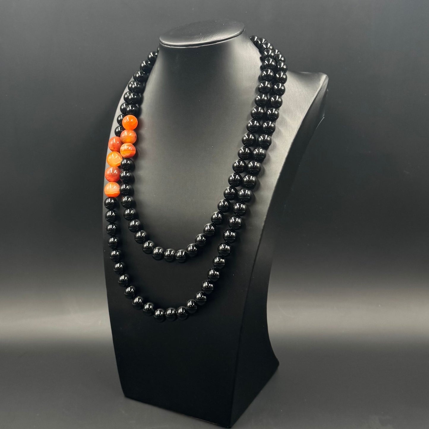 Gioiello artigianale italiano con pietre naturali Onice nero e Antica corniola Tibetana, firmato Guy Favia