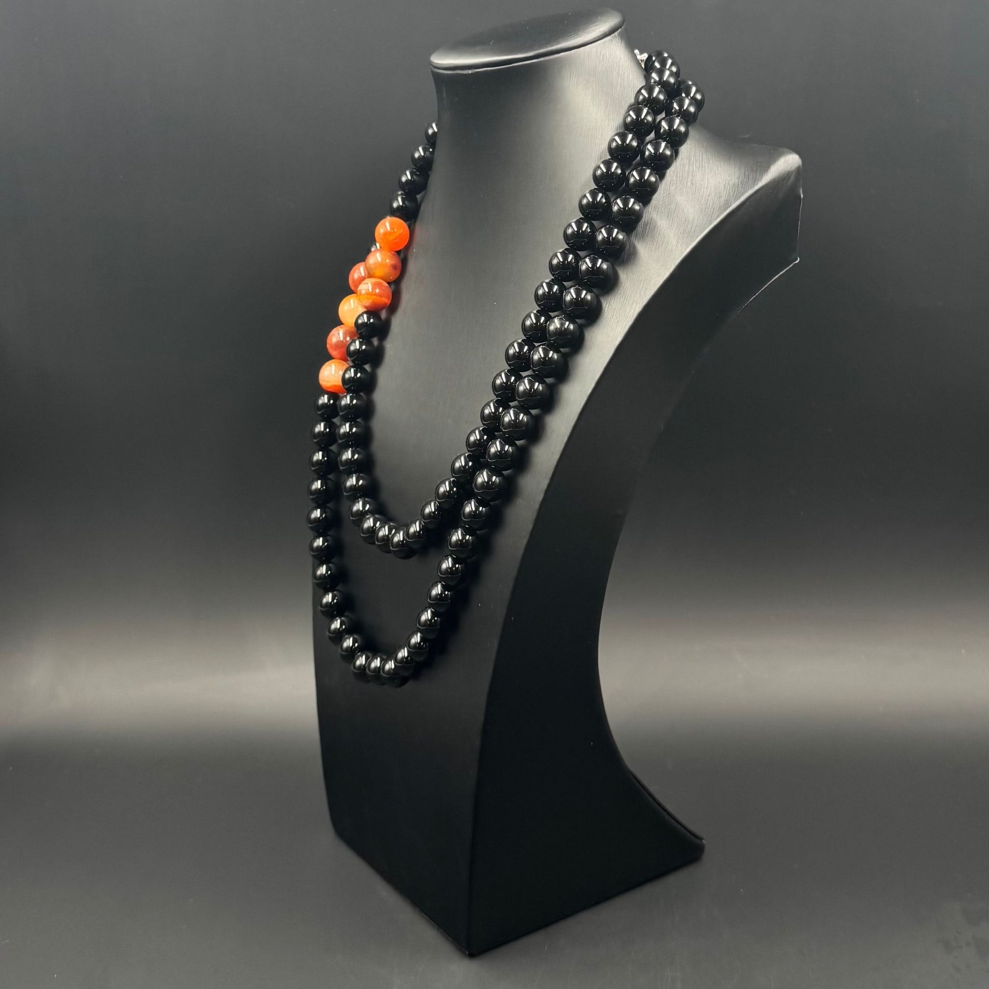 Collana  con elementi in Onice nero e Antica Corniola Tibetana, Made in Italy