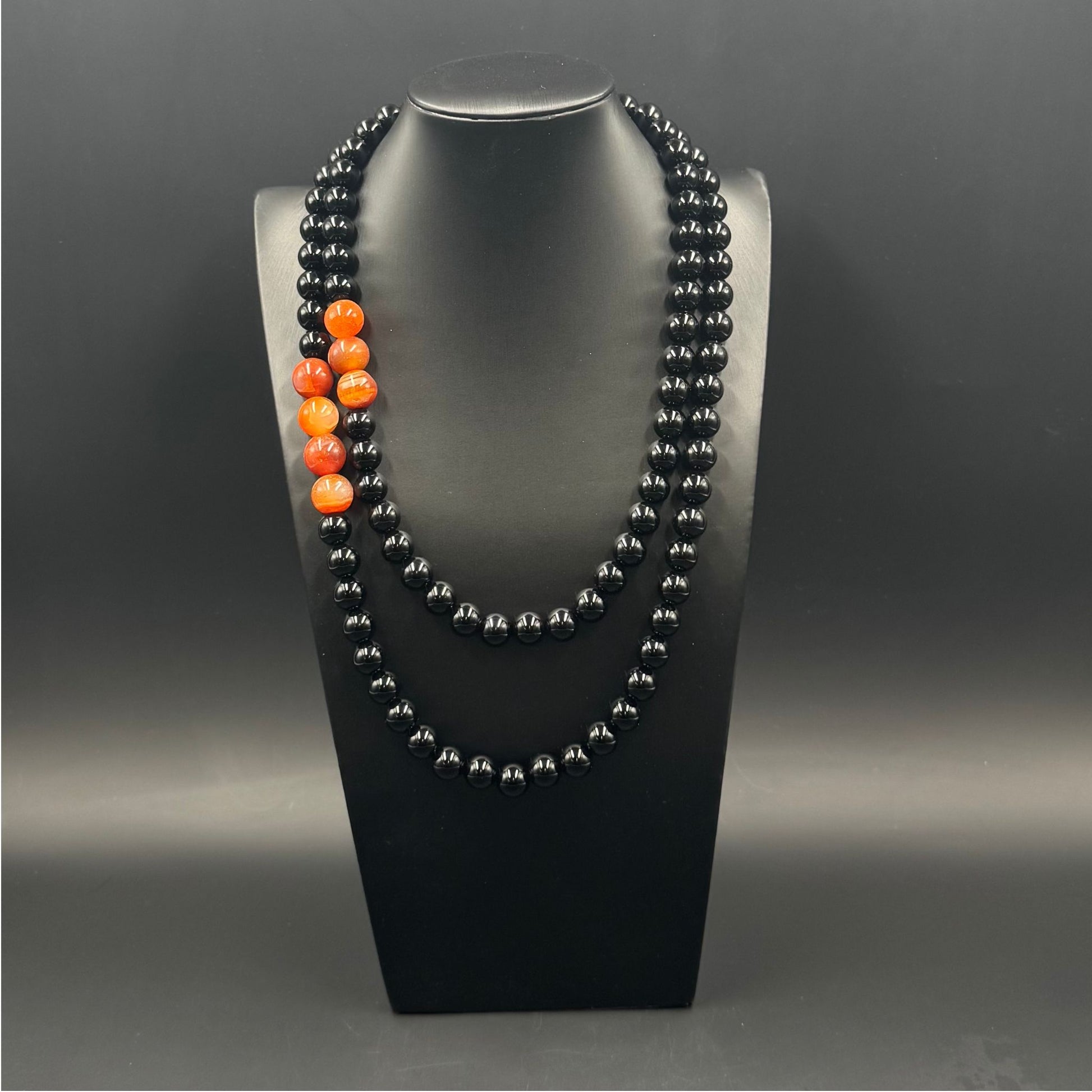 Collana Guy Favia con Onice nero e antica corniola tibetana, chiusura Guy Favia, manifattura italiana