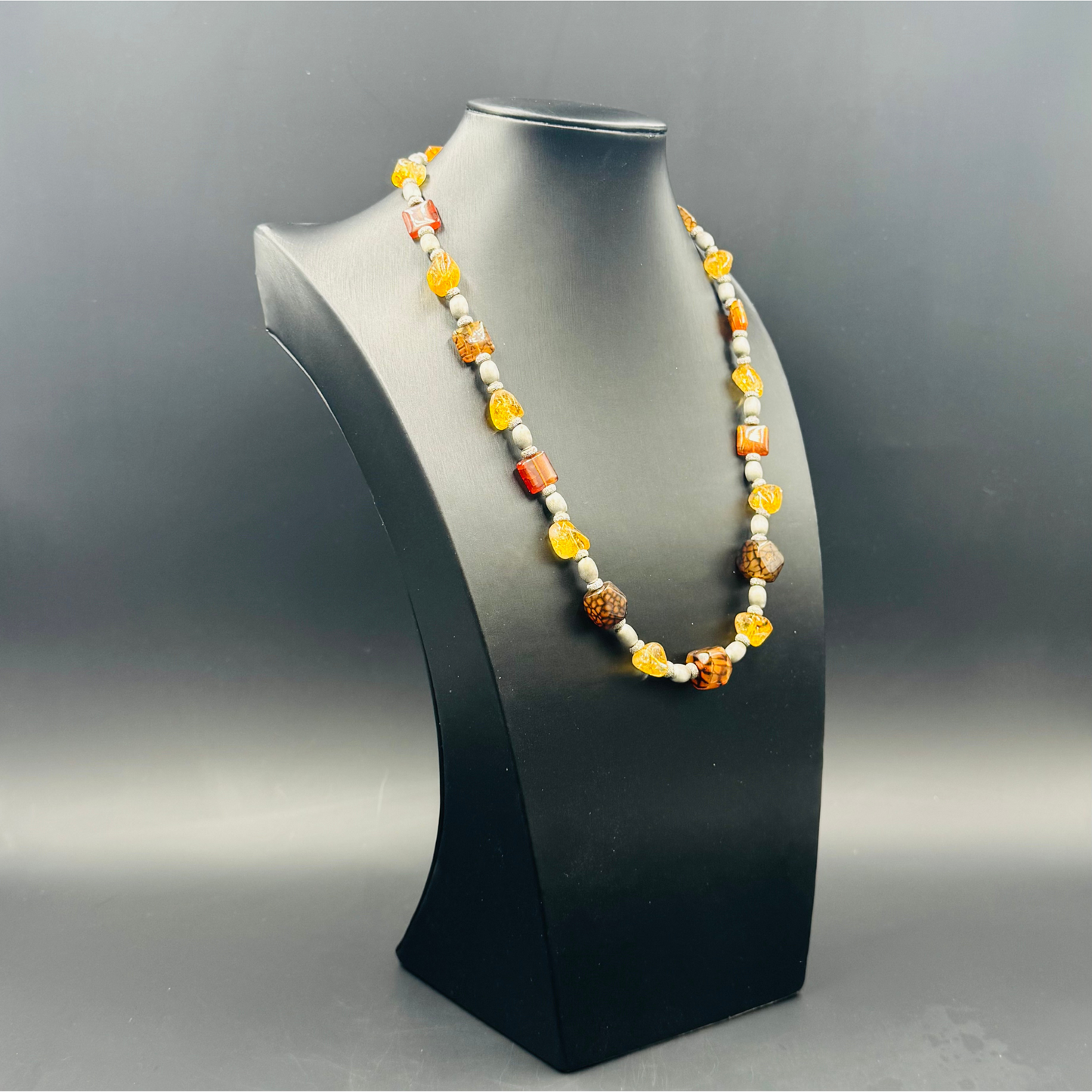 Collana presentata in elegante ambientazione gioielleria