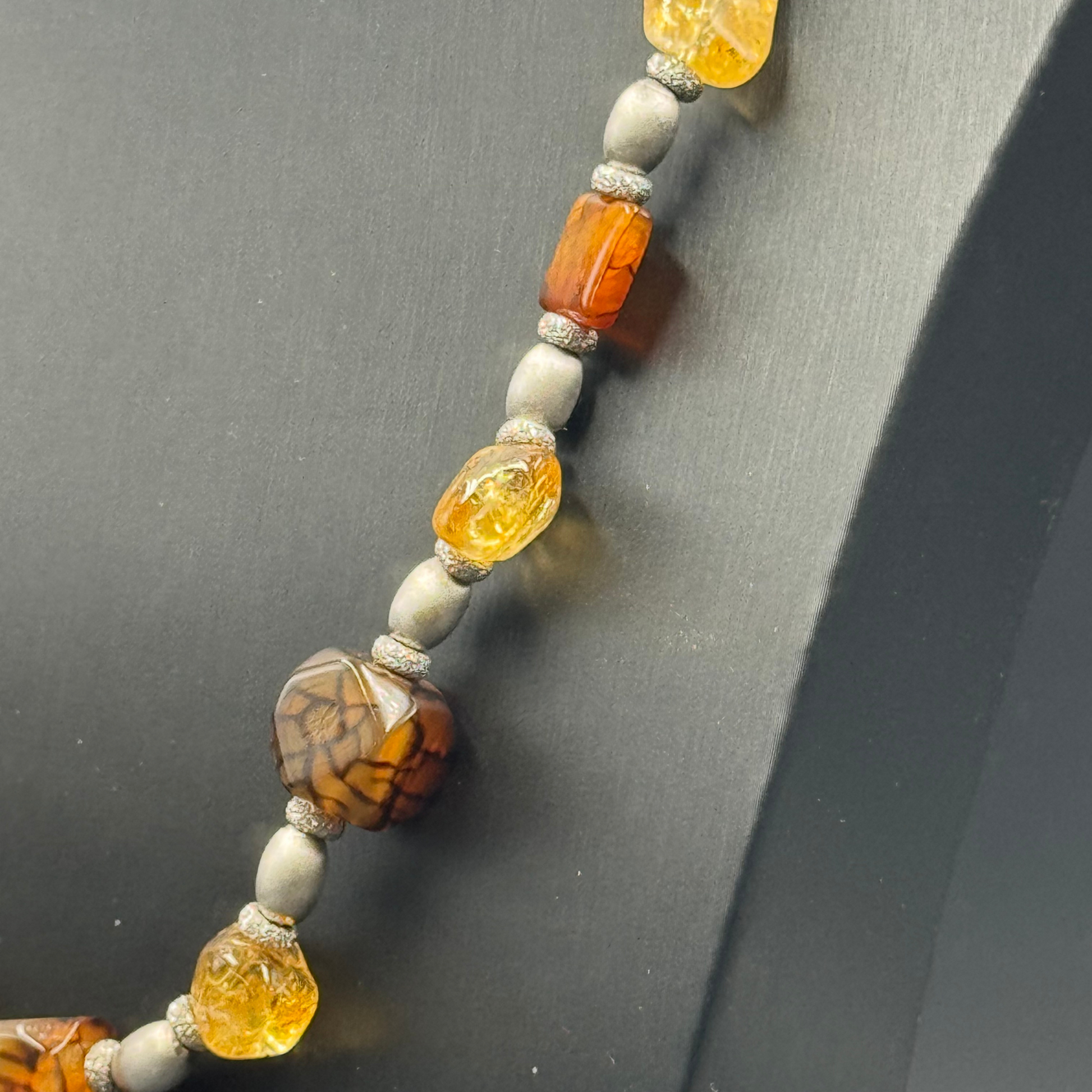 Dettaglio ravvicinato della sinergia tra Quarzo Citrino lucido e Agata, combinazione di fuoco e terra nella Collana A0005.