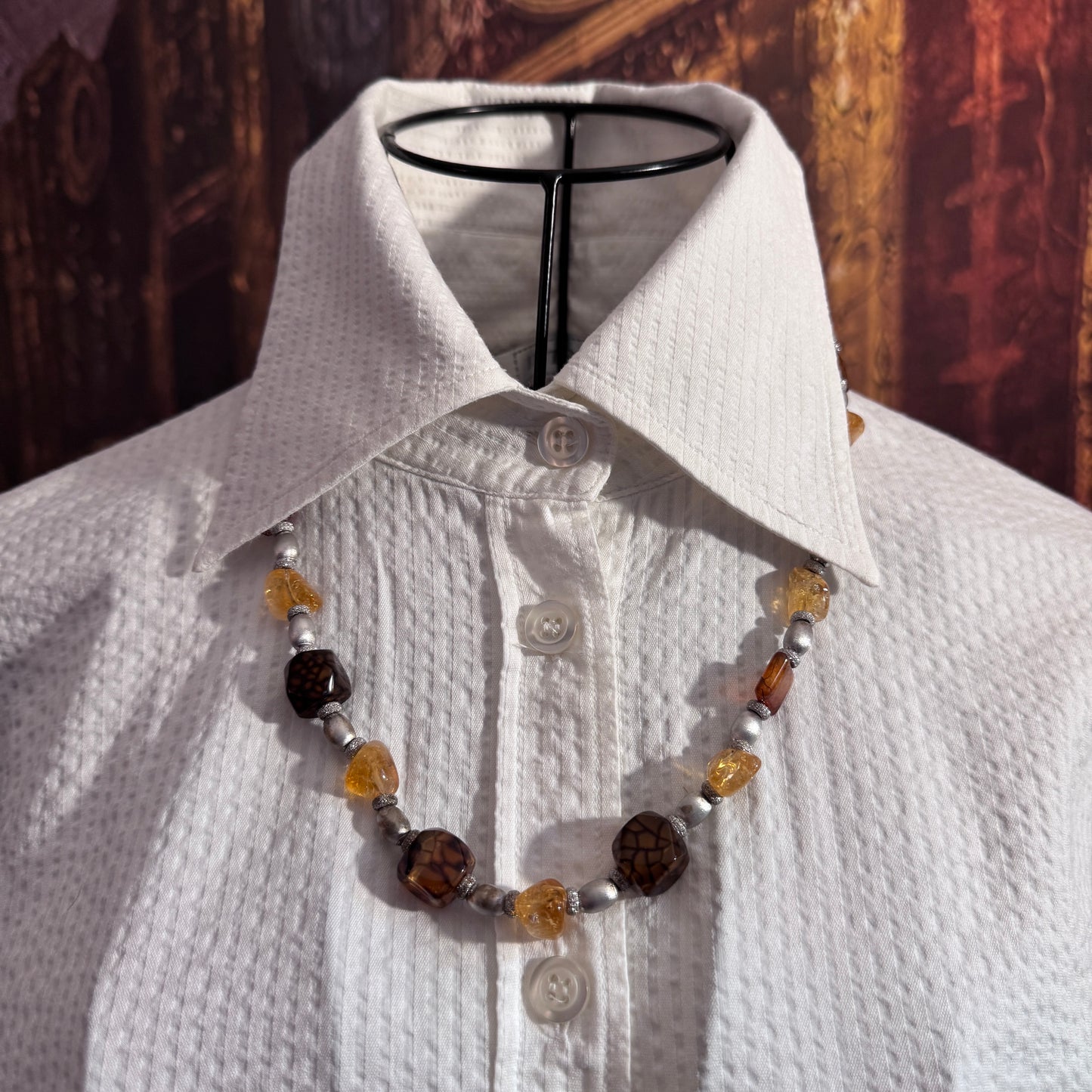 Collana Guy Favia A0005 su camicia seersucker bianca, focus sul collo.