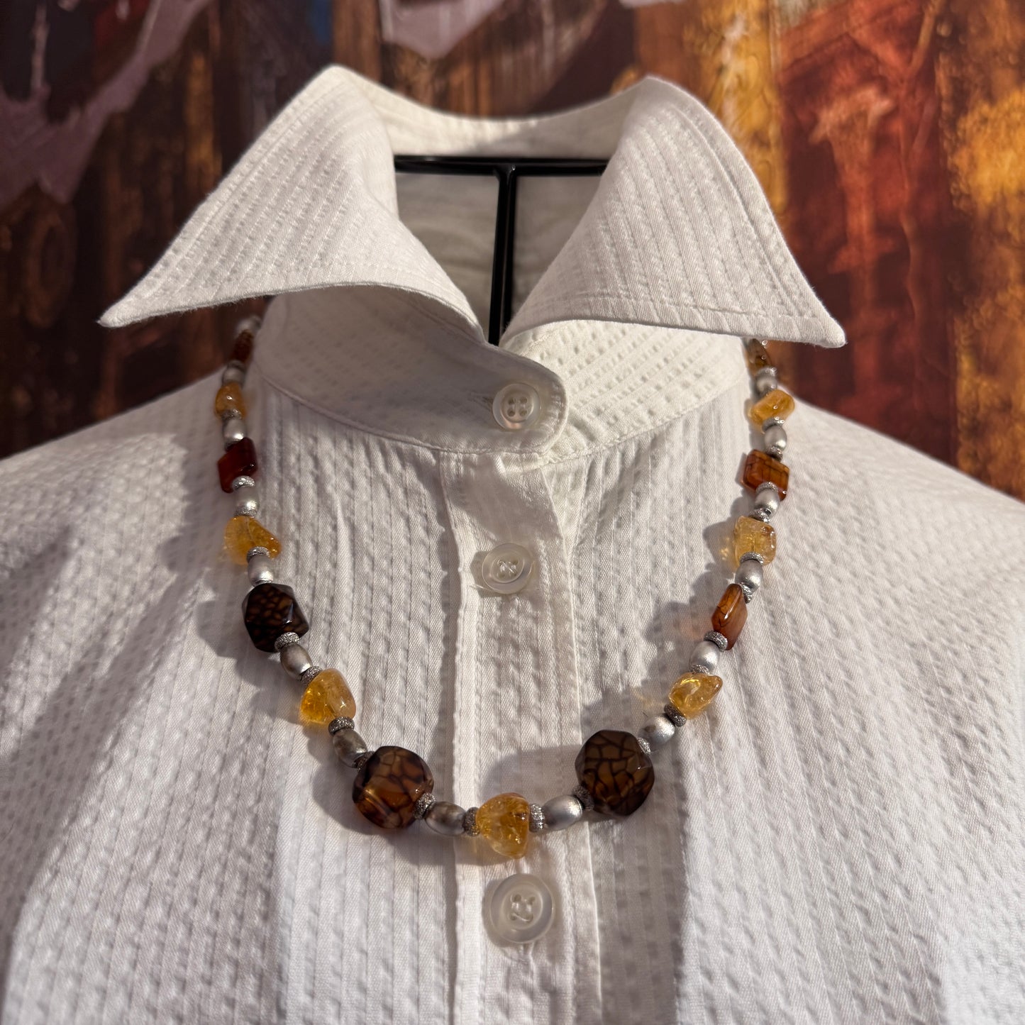 Collana Guy Favia A0005 in quarzo citrino e agata su camicia bianca, vista frontale