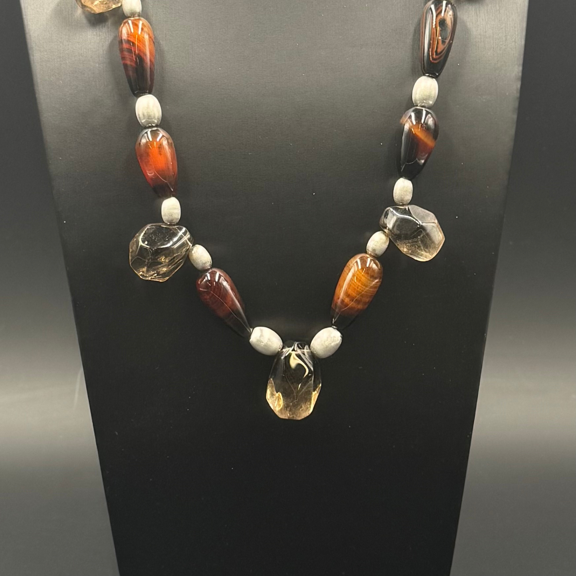 Dettaglio ravvicinato della sinergia tra Agata e Quarzo Fumé (A0006), la combinazione di protezione e radicamento.