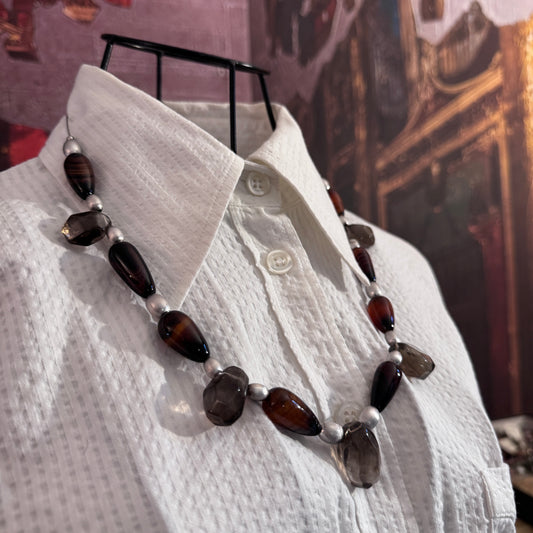 Collana Guy Favia (A0006) con perle  di Agata e Quarzo Fumé, che mostra l'alternanza cromatica e la lavorazione Made in Italy.