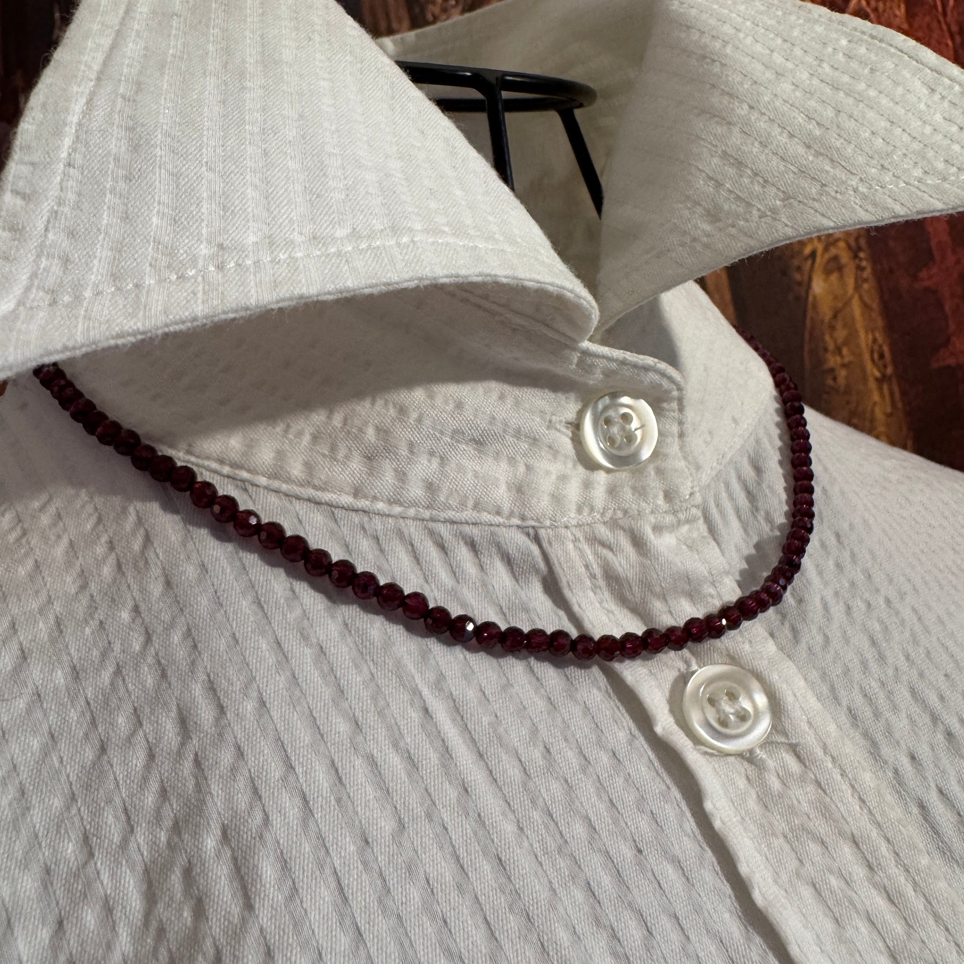 Scatto su modello del Girocollo Guy Favia in Granato (A0007) Made in Italy, ideale per energizzare i Chakra inferiori.