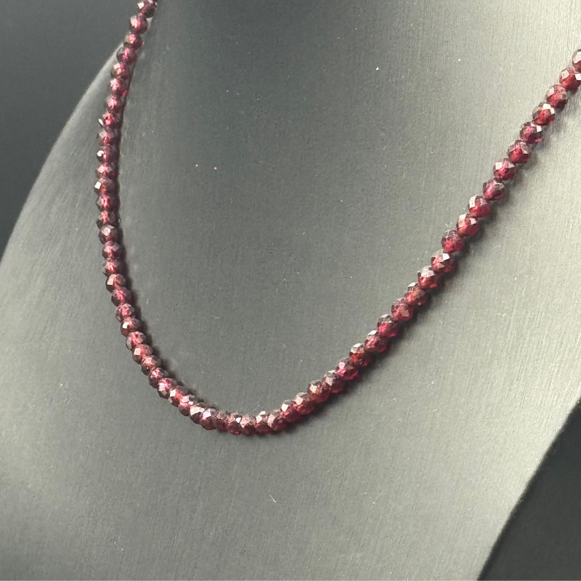 Focus sulle pietre di Granato naturale sfaccettato – brillantezza profonda