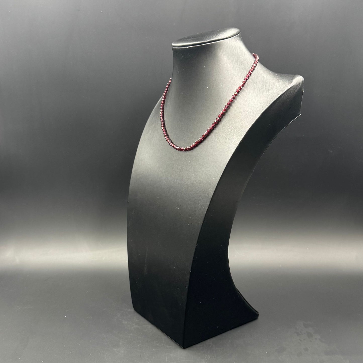 Collana di granato rosso brasiliano Made in Italy – manifattura artigianale firmata Guy Favia