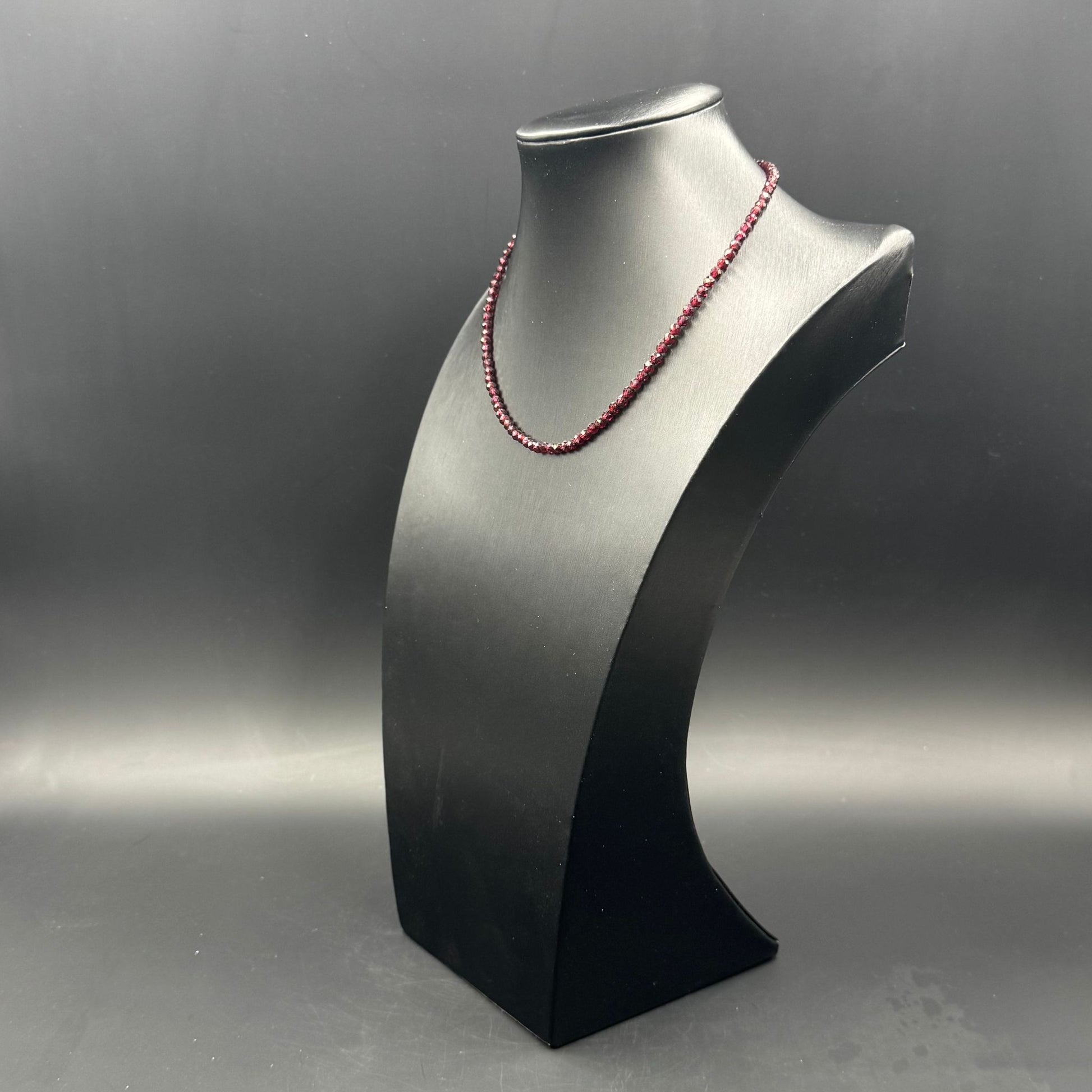 Collana di granato rosso brasiliano Made in Italy – manifattura artigianale firmata Guy Favia