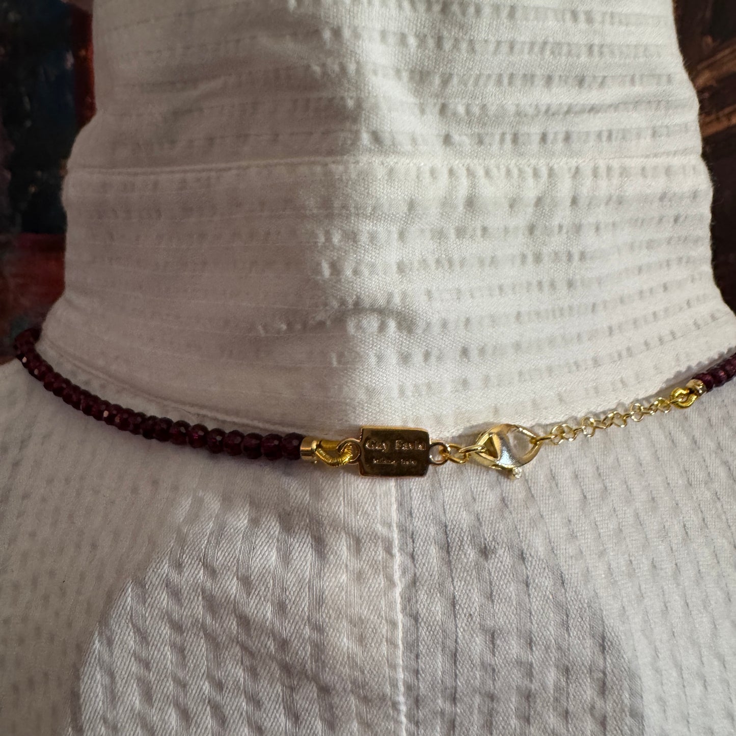 Dettaglio ravvicinato chiusura Guy Favia, Granato sfaccettato della collana A0007, evidenziando la lavorazione di alta qualità.