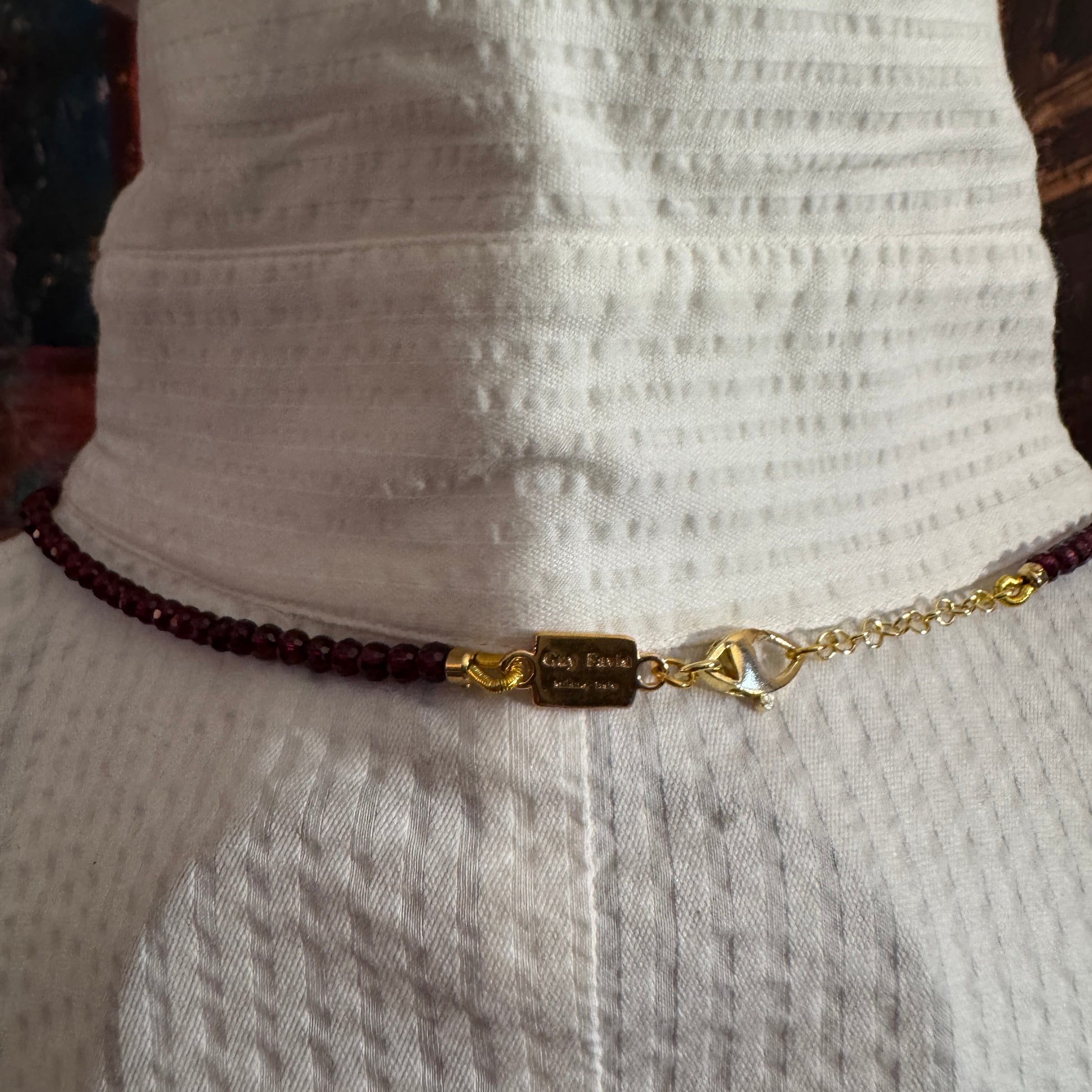 Dettaglio ravvicinato chiusura Guy Favia, Granato sfaccettato della collana A0007, evidenziando la lavorazione di alta qualità.