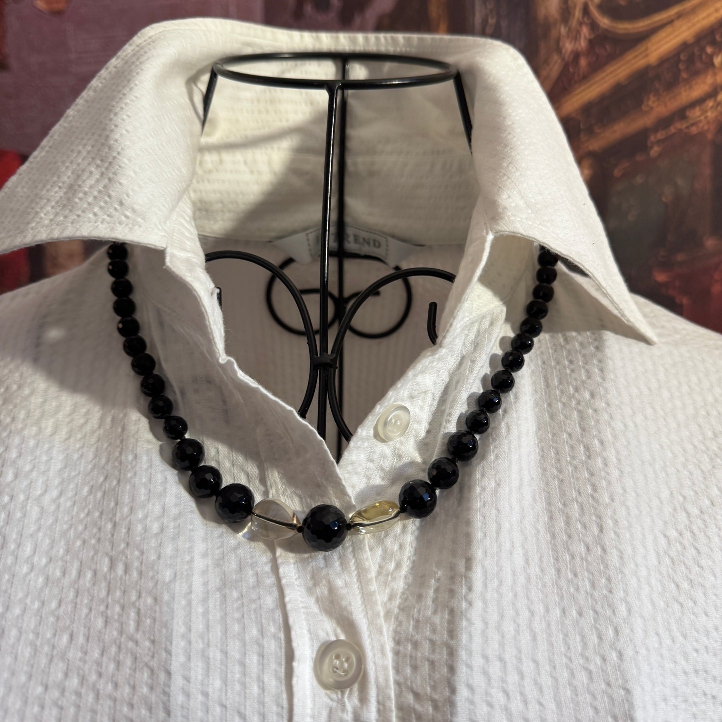 Collana Guy Favia (A0008) con perle di Agata Nera e Quarzo Lemon giallo brillante, che mostra l'alternanza cromatica e la lavorazione Made in Italy.