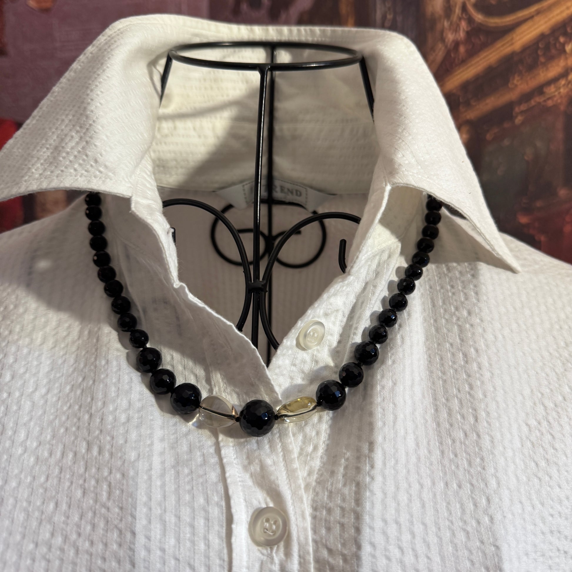 Collana Guy Favia (A0008) con perle di Agata Nera e Quarzo Lemon giallo brillante, che mostra l'alternanza cromatica e la lavorazione Made in Italy.