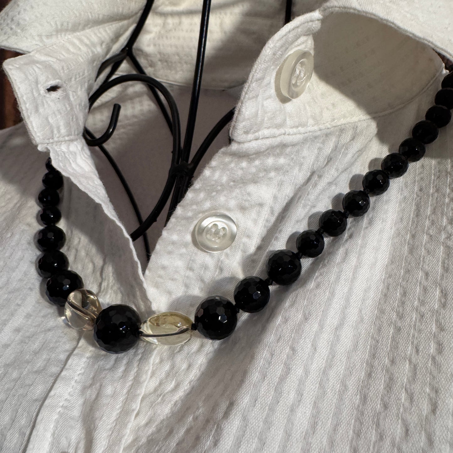 Dettaglio ravvicinato della sinergia tra Agata Nera e Quarzo Lemon (A0008), la combinazione di terra e luce solare.