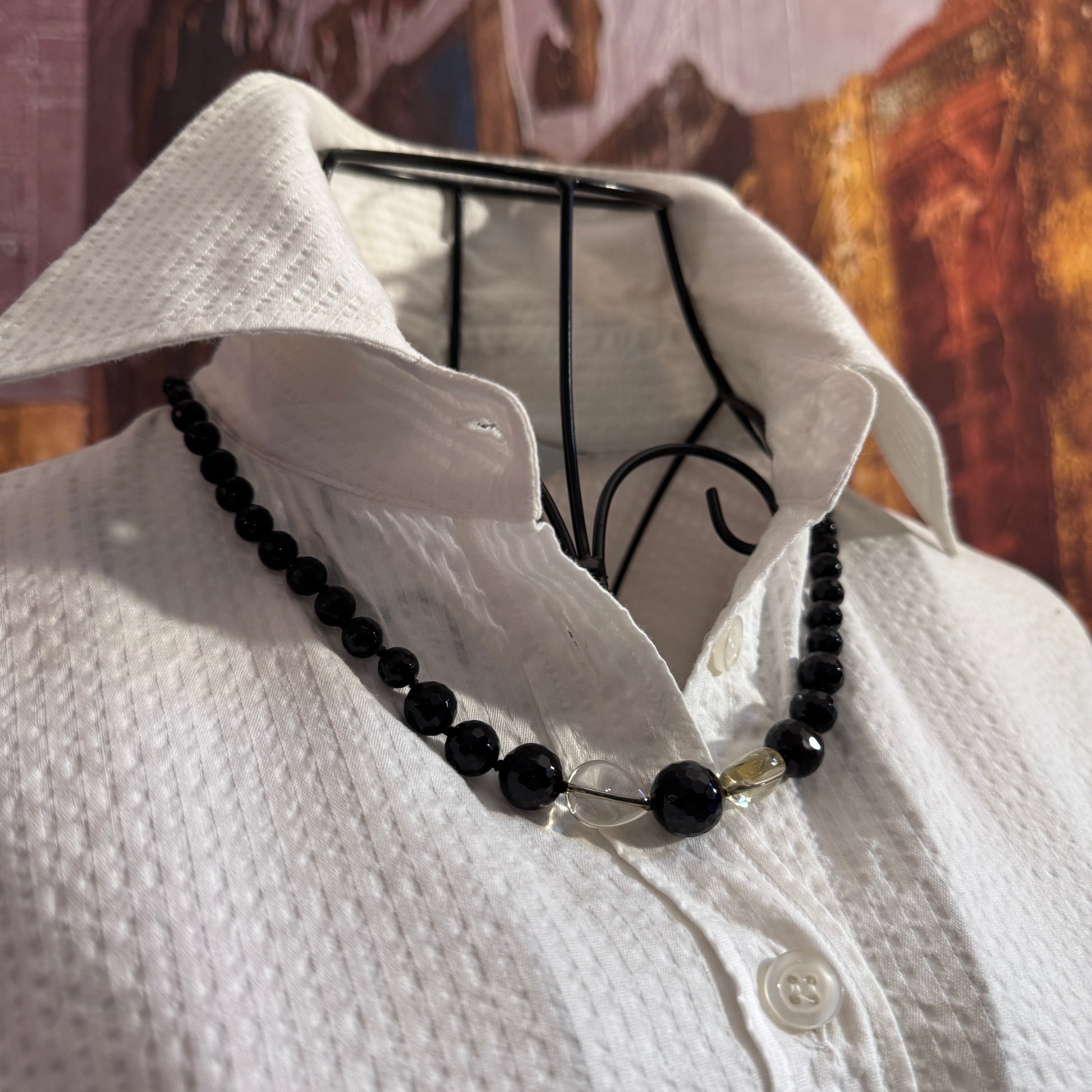 Dettaglio ravvicinato della tra Agata Nera e Quarzo Lemon (A0008), collana Guy Favia