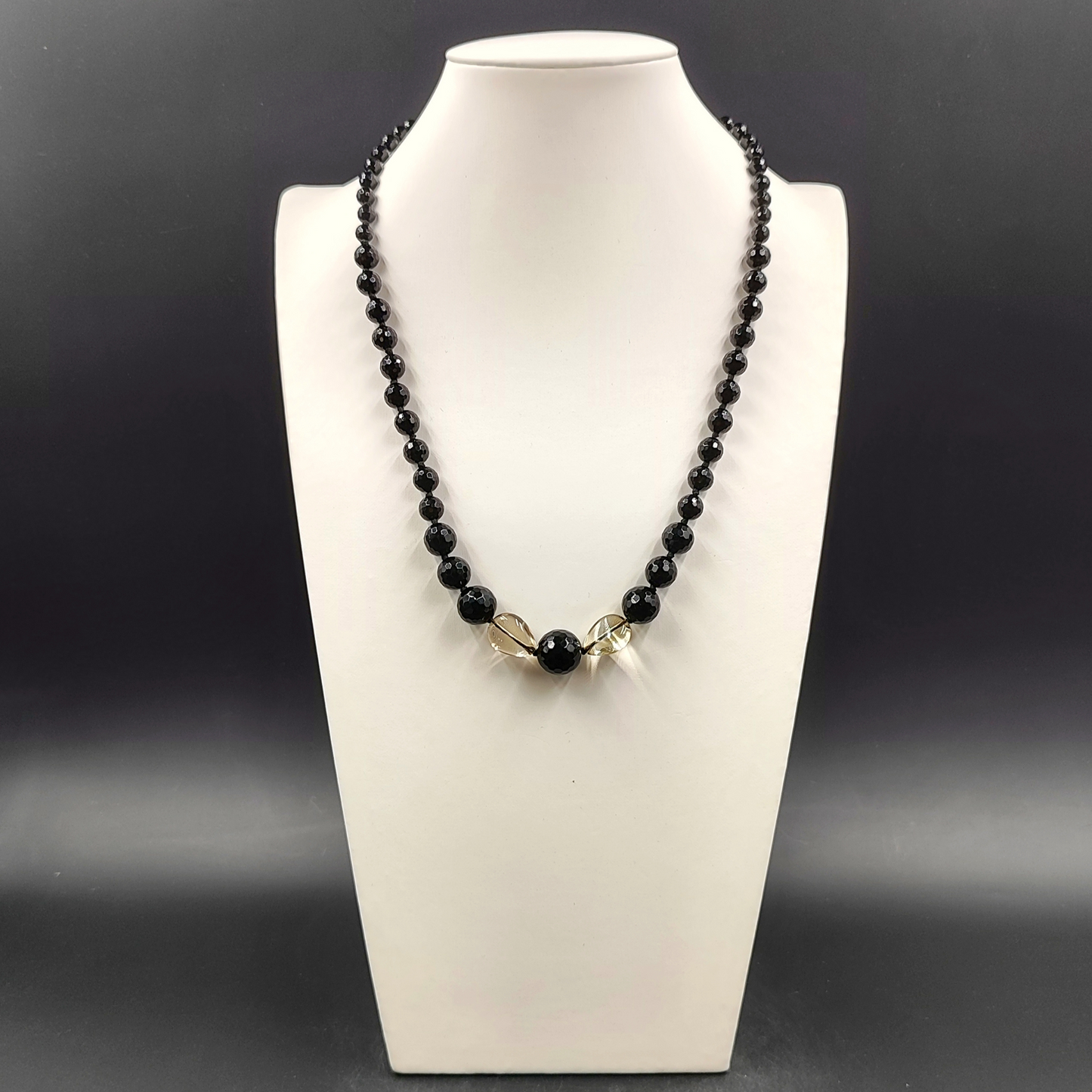  Collana Guy Favia con agata nera sfaccettata e quarzo lemon su collo bianco Guy Favia