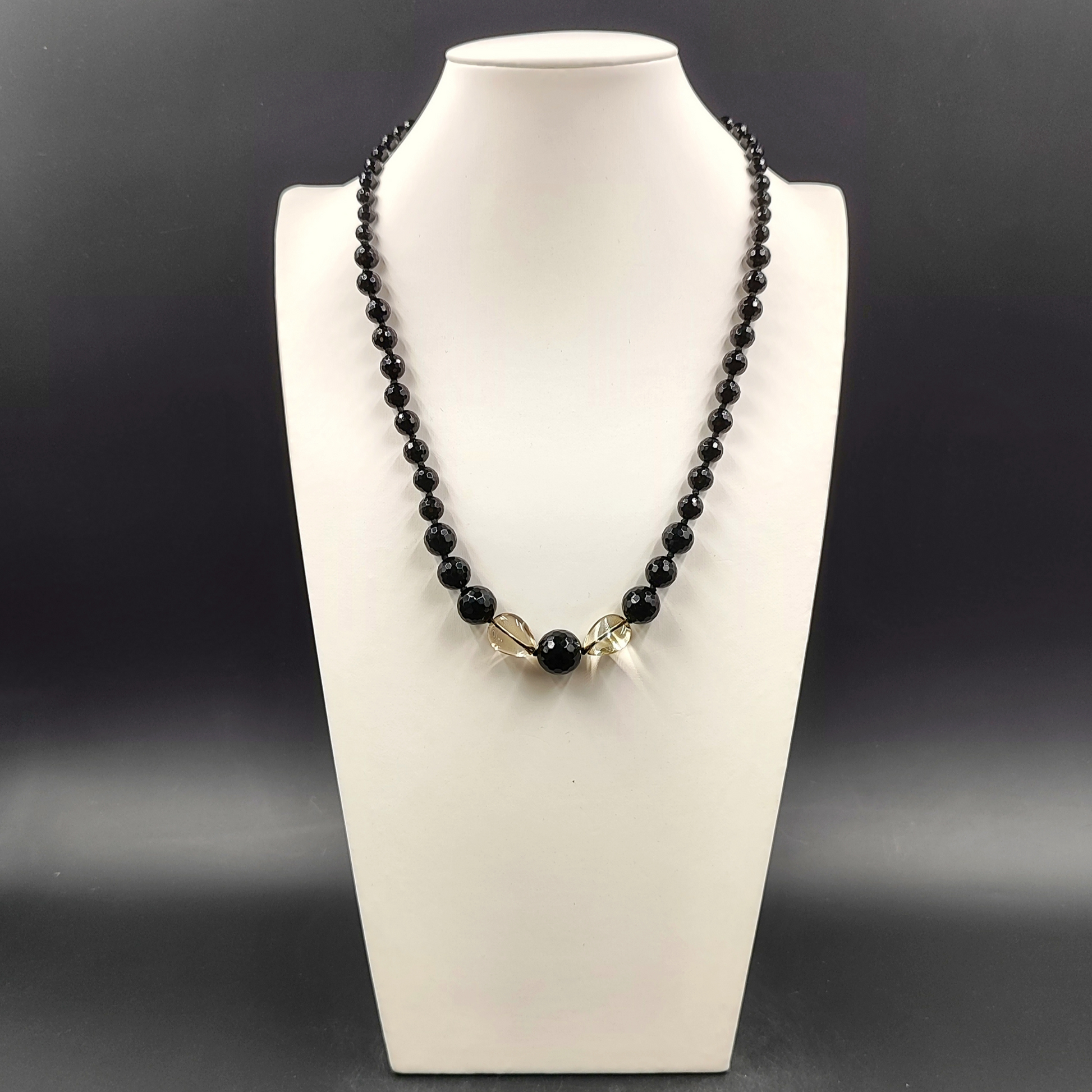  Collana Guy Favia con agata nera sfaccettata e quarzo lemon su collo bianco Guy Favia