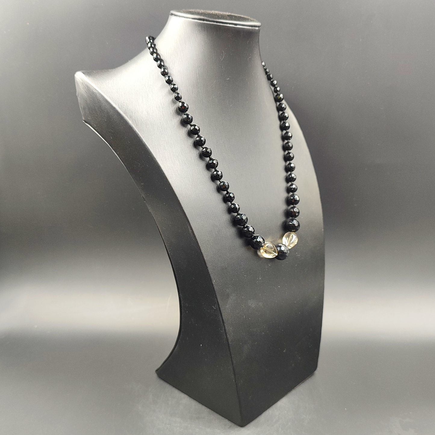 Vista completa su collo nero della collana artigianale Guy Favia A0008