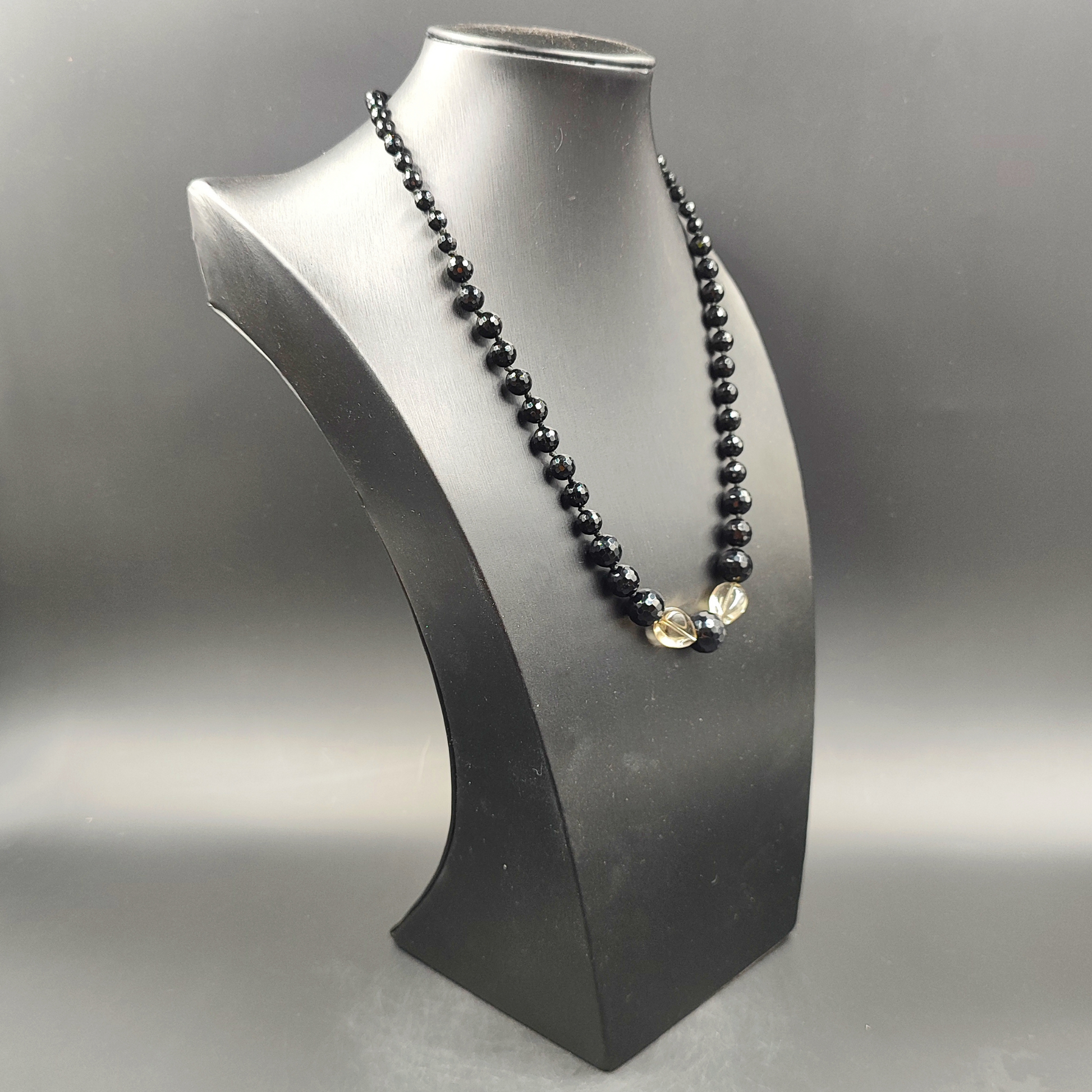 Vista completa su collo nero della collana artigianale Guy Favia A0008