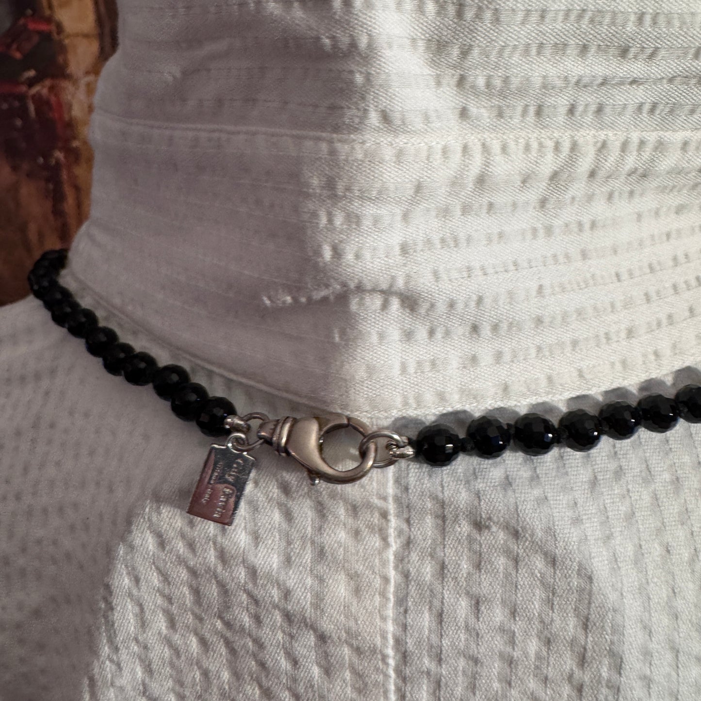 Scatto della chiusura della Collana Guy Favia (A0008) Made in Italy, talismano di radicamento e allegria.