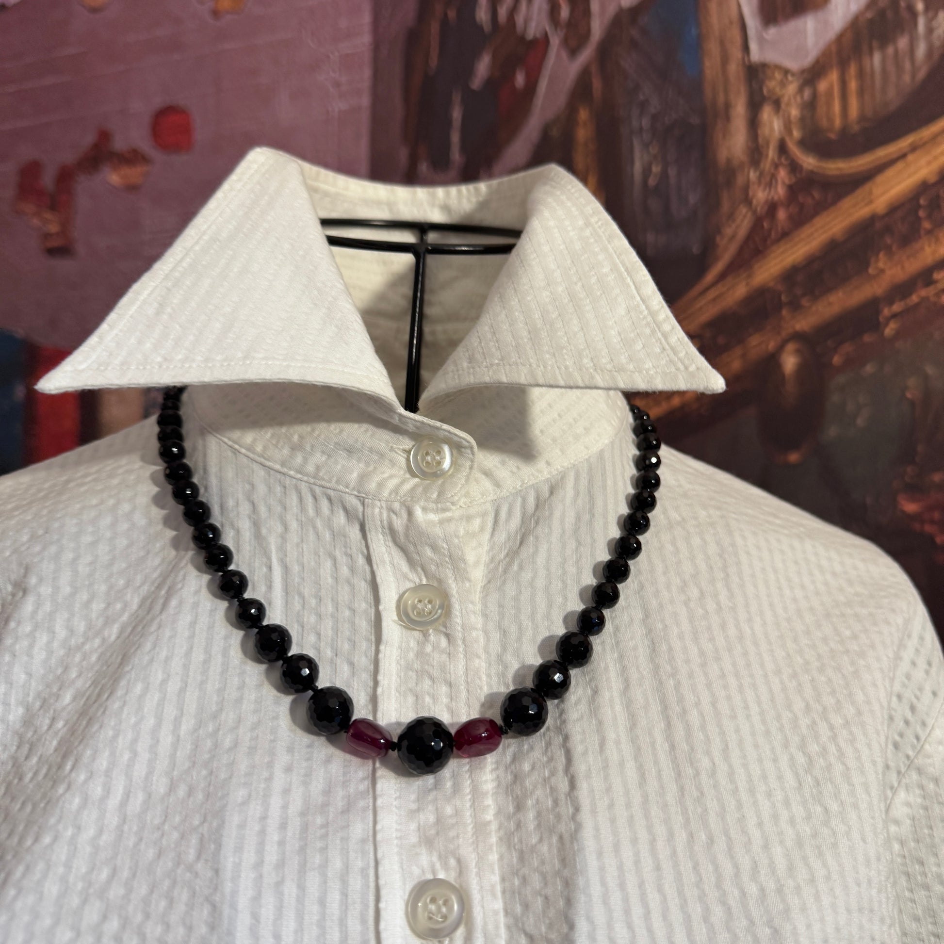 Collana Guy Favia (A0009) con perle di Agata Nera sfaccettata e Rubini rossi, che mostra l'alternanza cromatica e la lavorazione Made in Italy.
