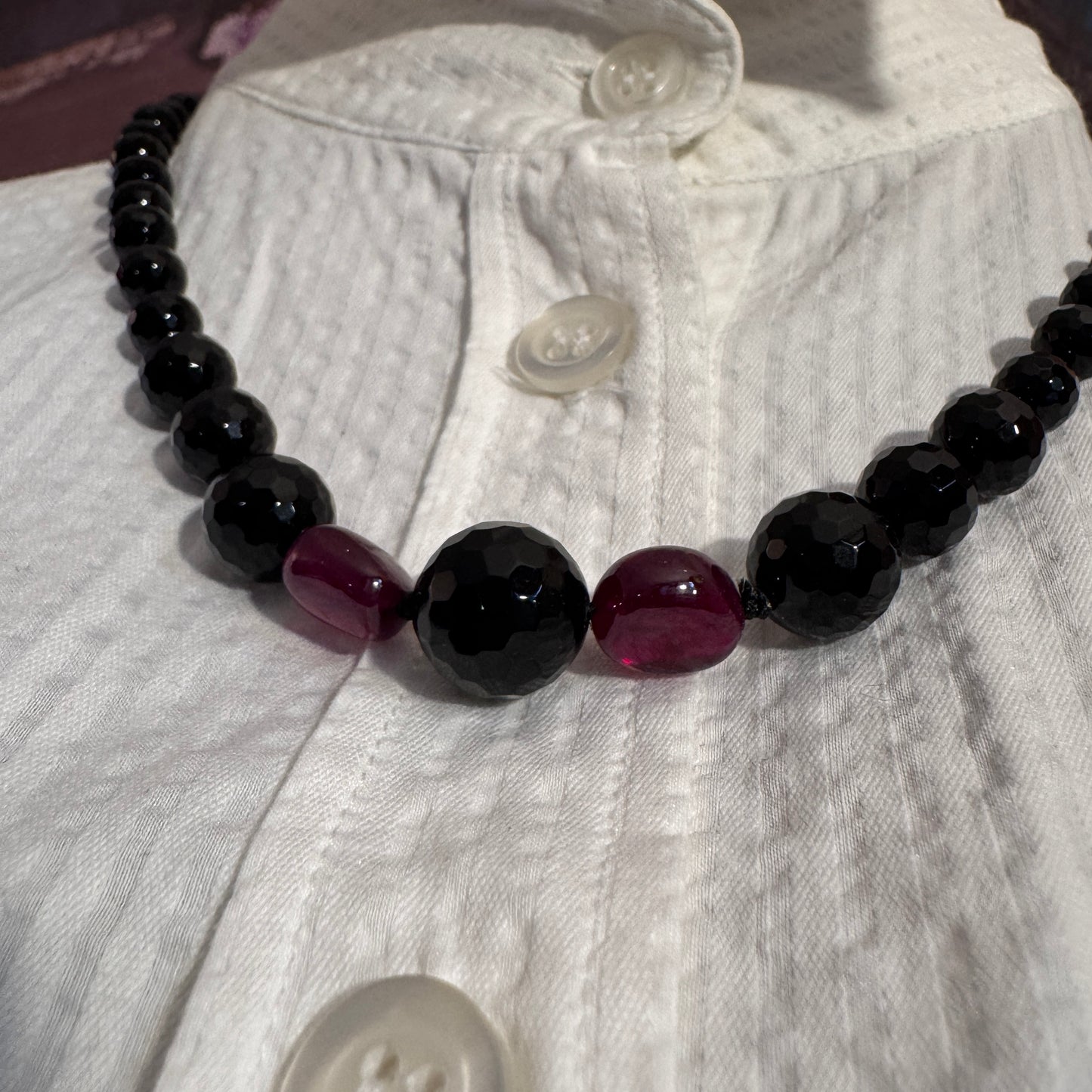 Dettaglio ravvicinato  tra Agata Nera sfaccettata e Rubini  Birmania (A0009), Guy Favia