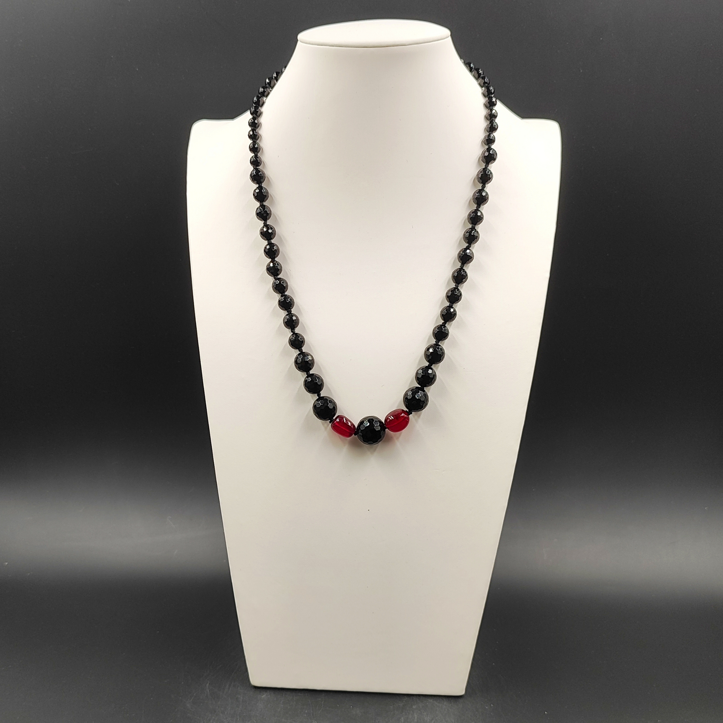 Vista  del gioielloA0009) con perle di Agata Nera sfaccettata e Rubini rossi su fondo bianco neutro