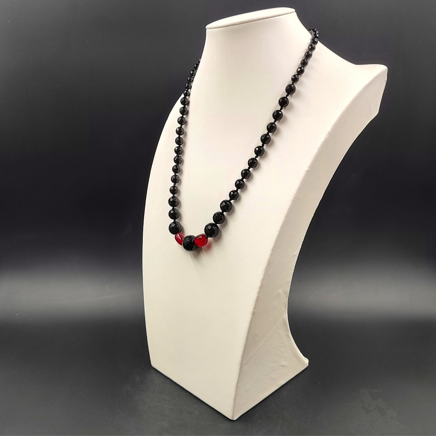 Vista laterale agata nera sfaccettata e rubino su collo biancoA0009) 