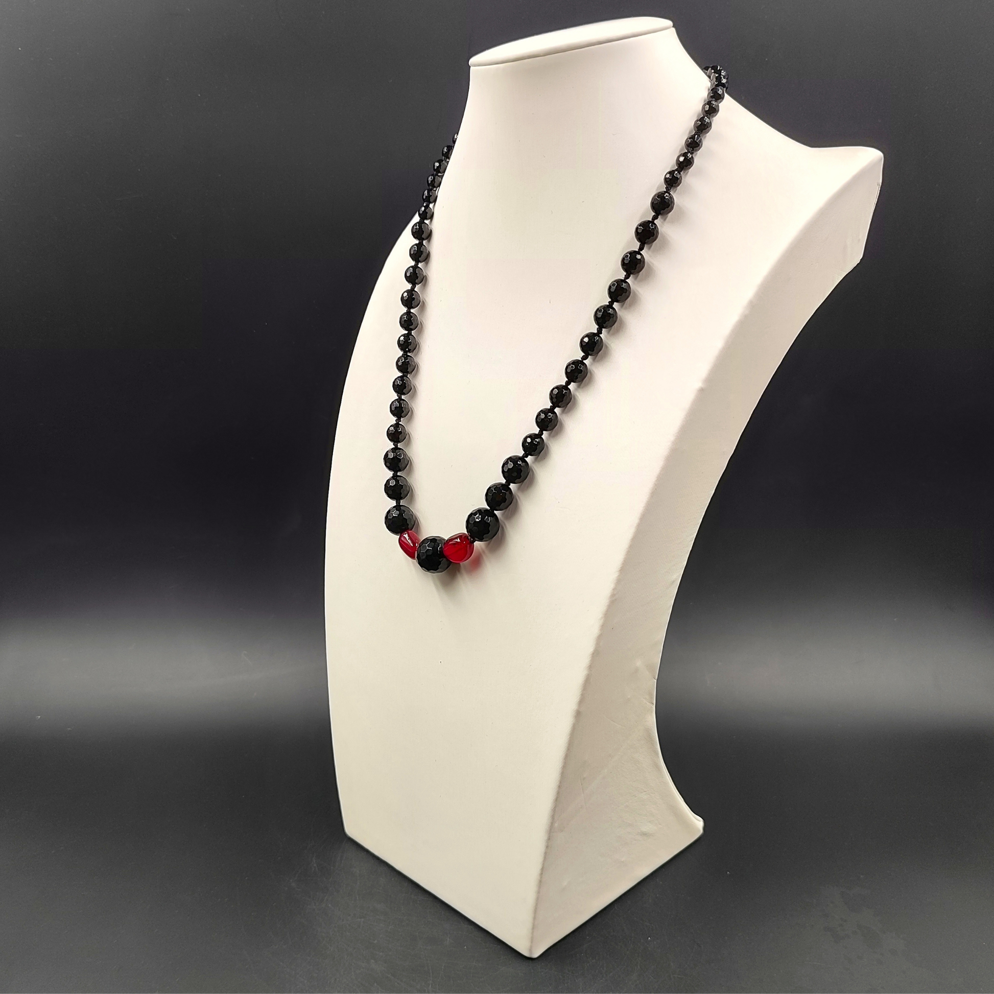 Vista laterale agata nera sfaccettata e rubino su collo biancoA0009) 