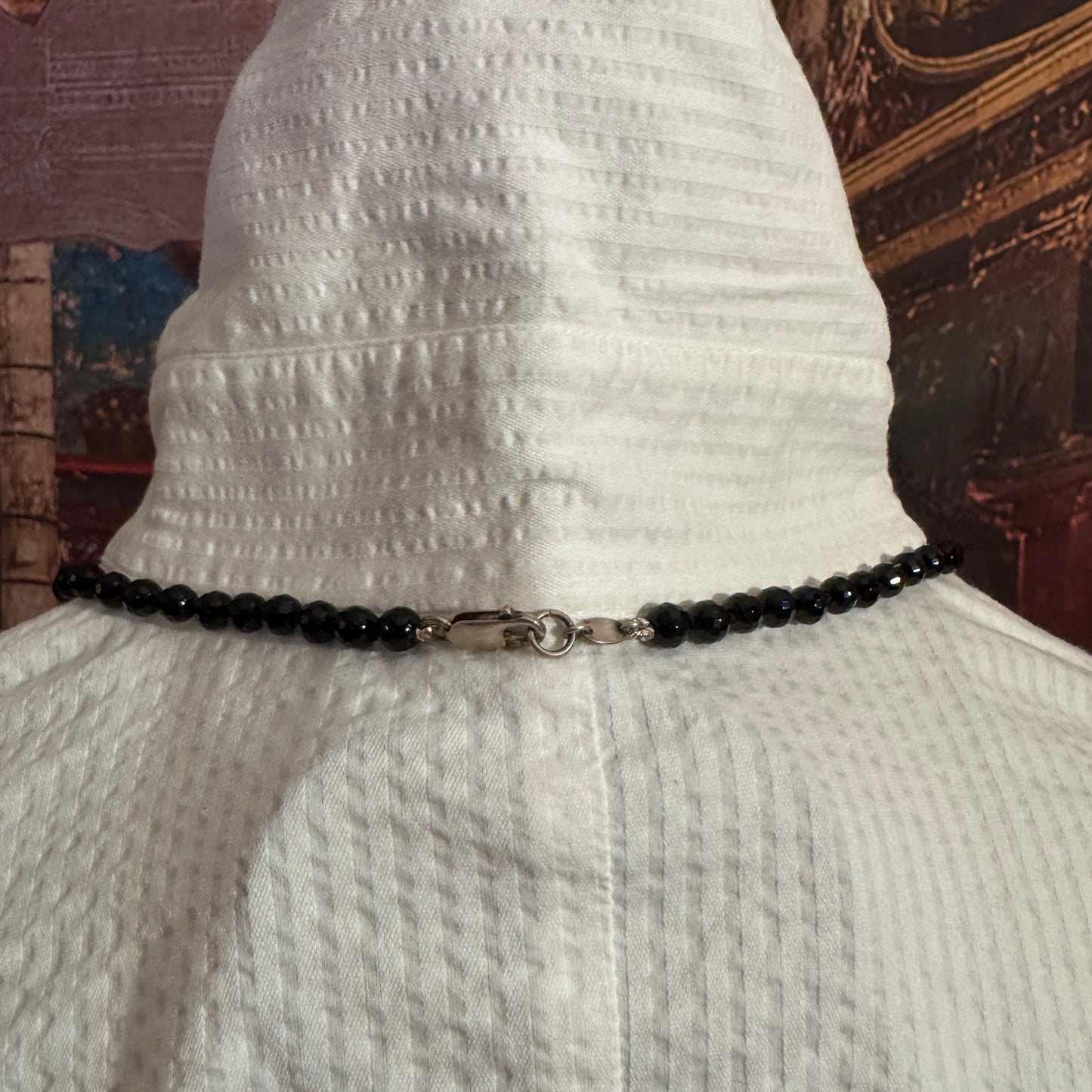 Dettaglio ravvicinato chiusura della collanaAgata Nera e Rubini (A0009)