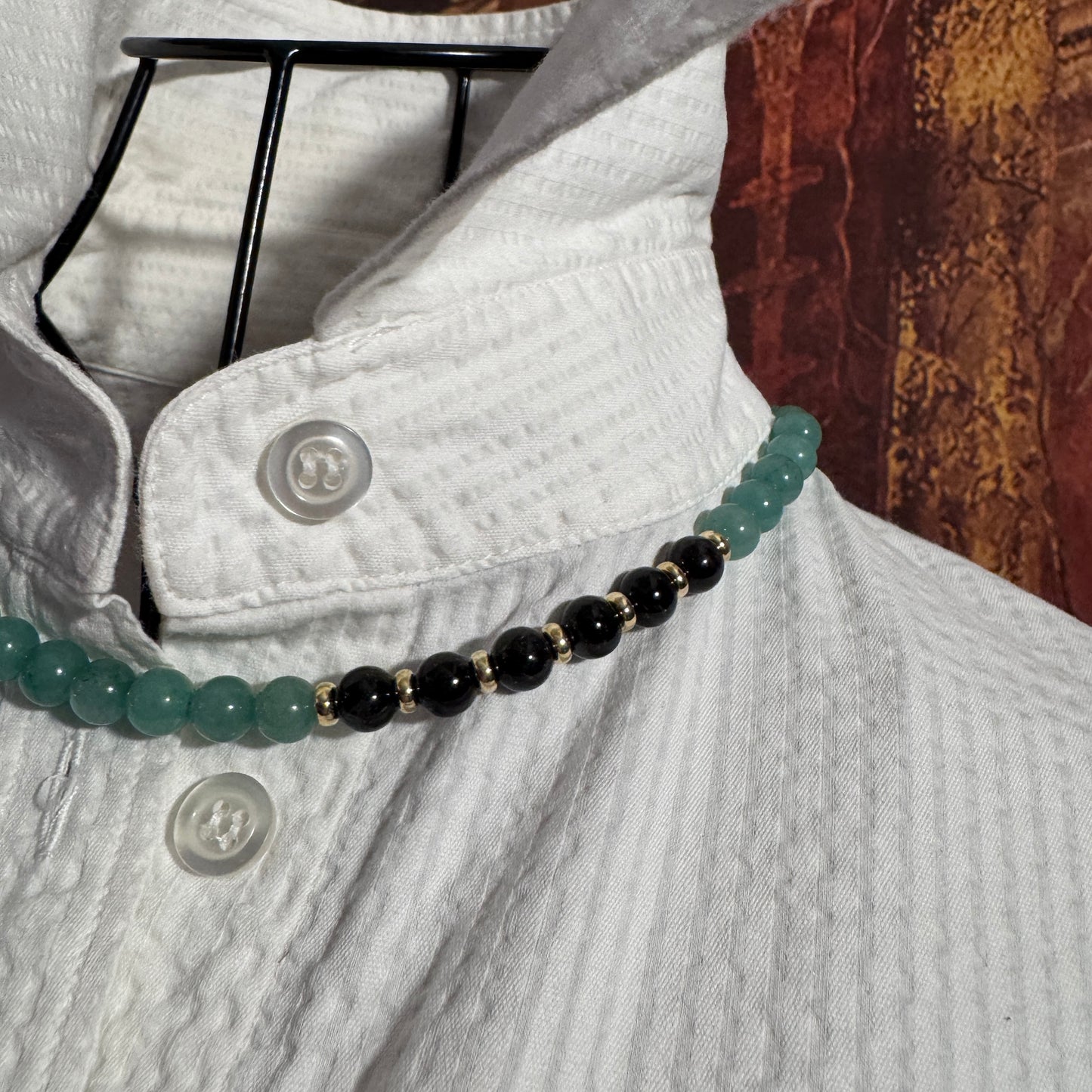 Dettaglio ravvicinato della sinergia tra Avventurina Verde (lucentezza) e Onice Nero (opacità) nella collana A0012.